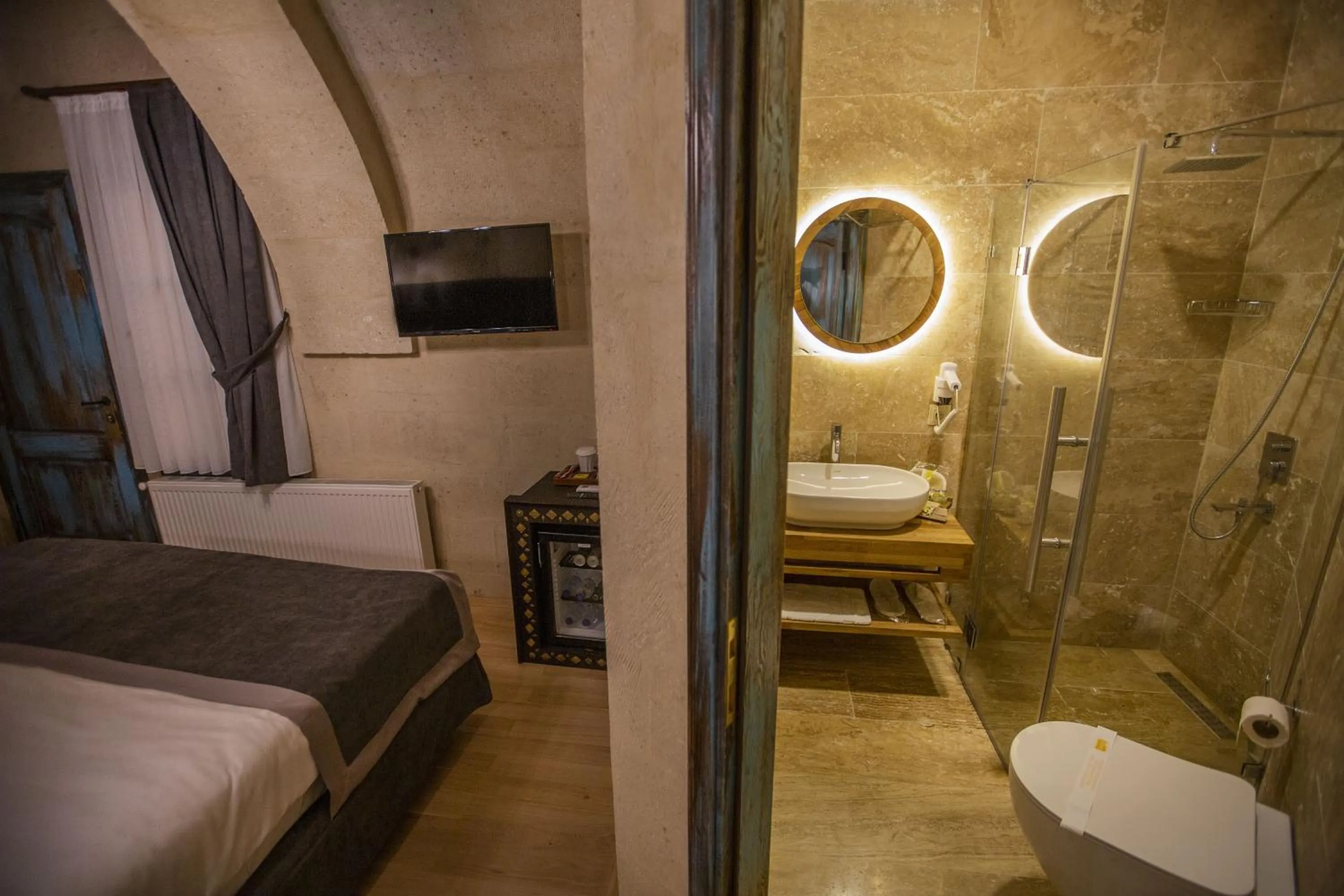 Bathroom, Bed in Sinasos Star Hotel Cappadocia