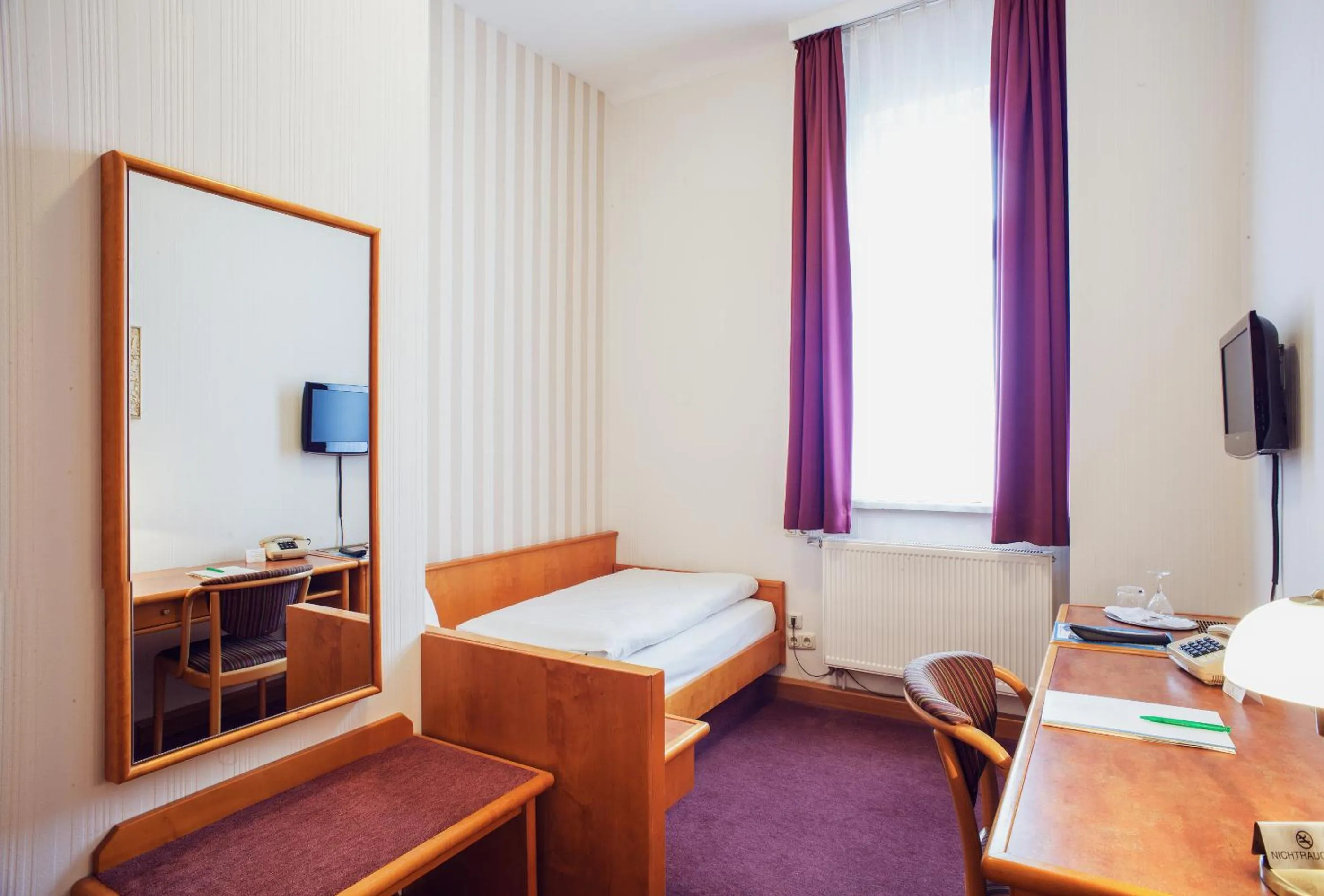 Photo of the whole room, Bed in Schwarzer Bär Jena