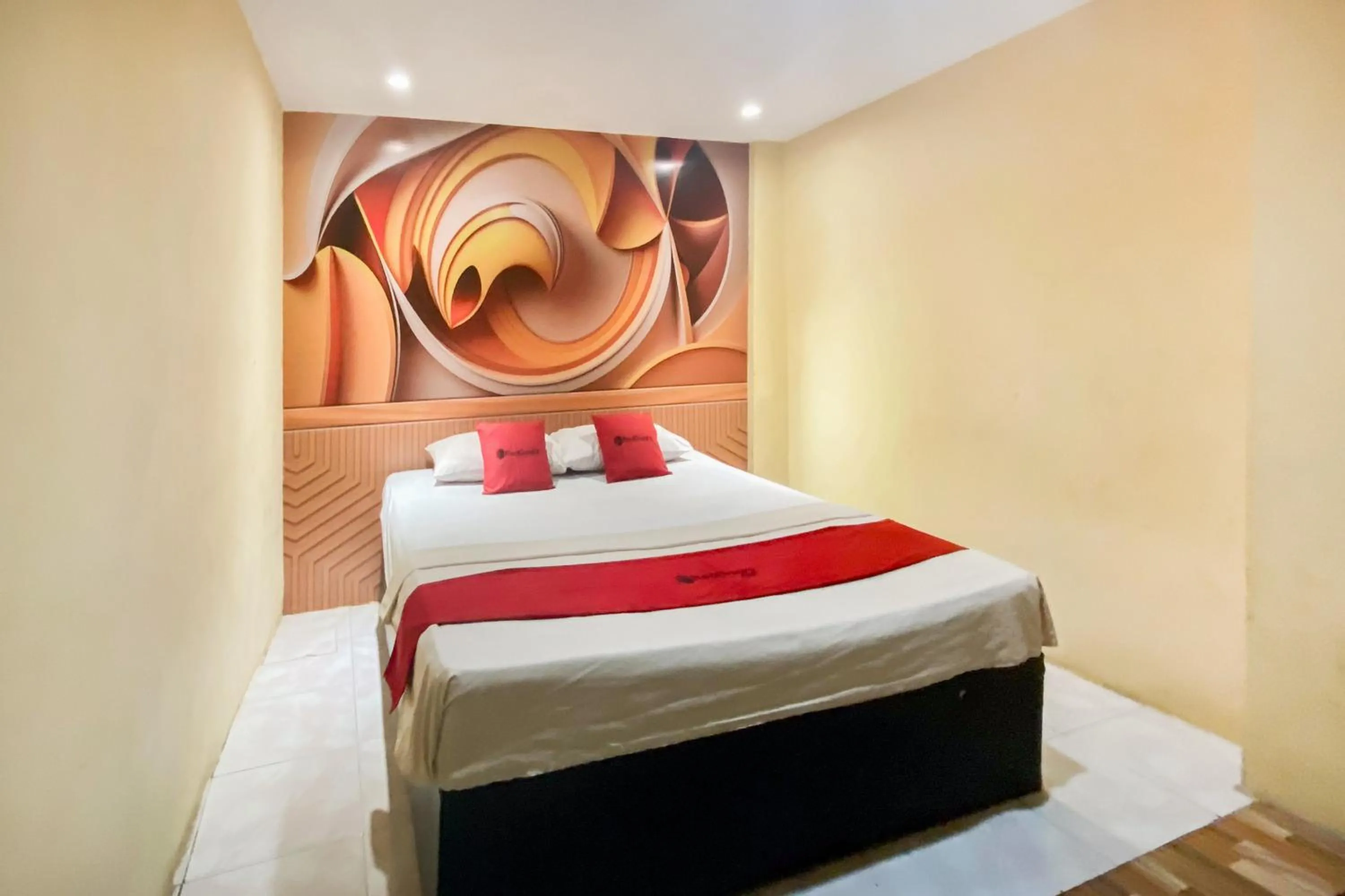 Bedroom, Bed in RedDoorz at Hotel Warna Palopo