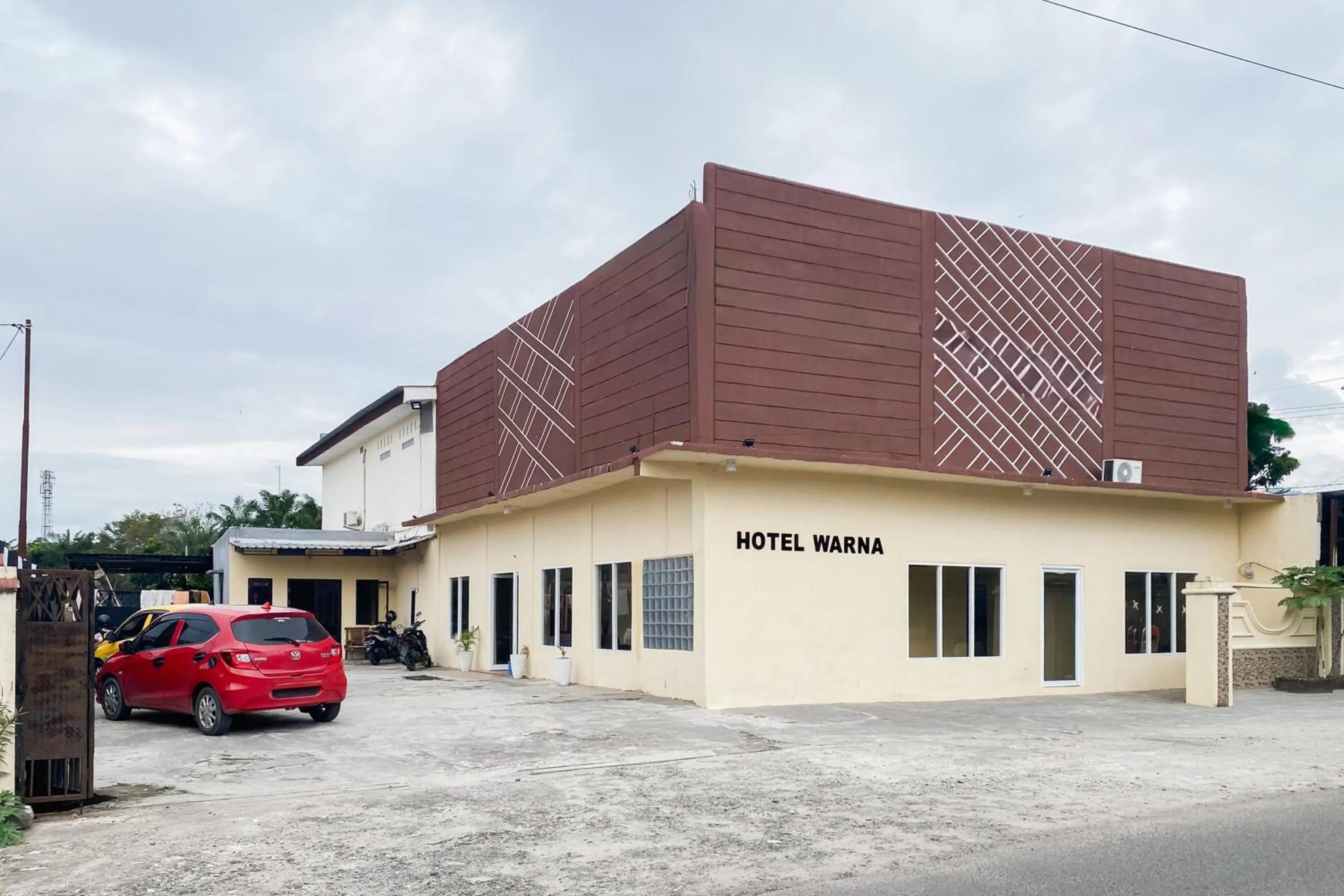 Facade/entrance in RedDoorz at Hotel Warna Palopo