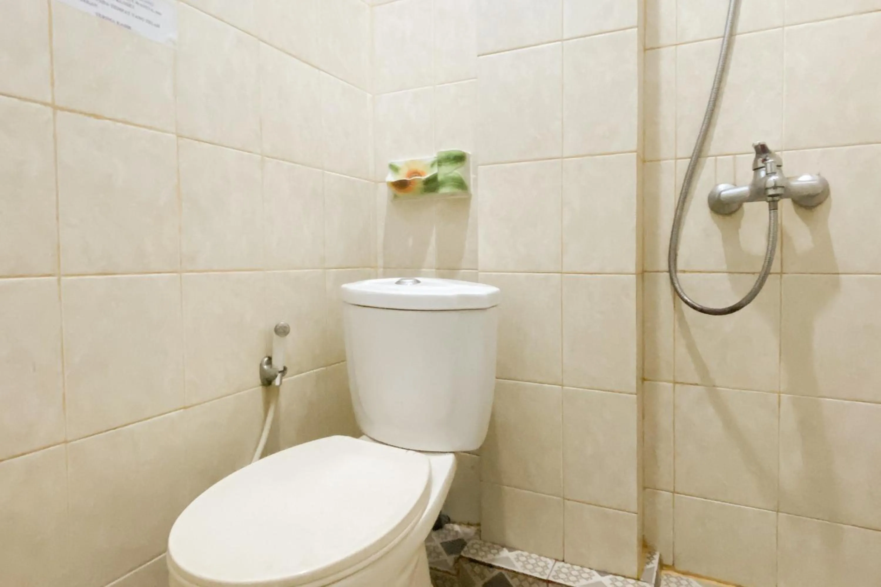 Bathroom in RedDoorz at Hotel Warna Palopo