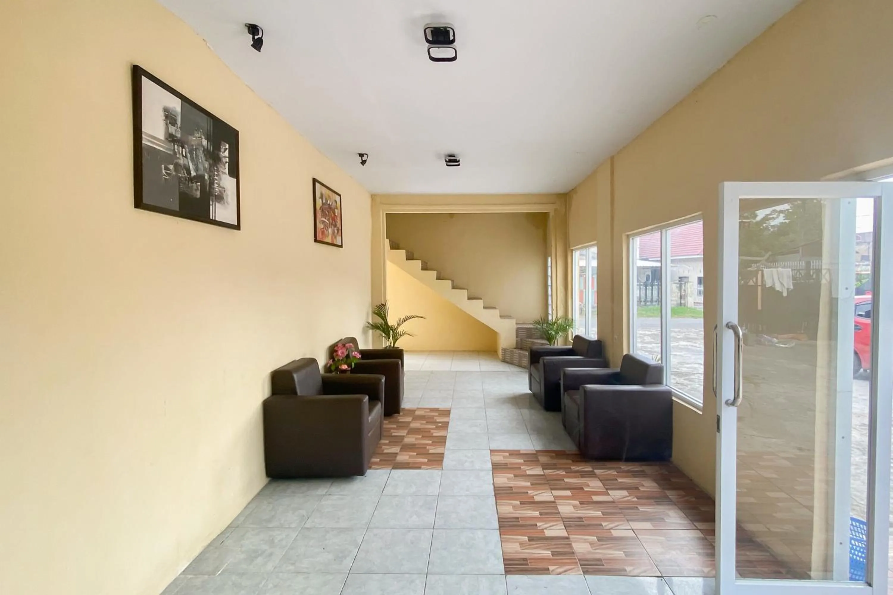 Seating area in RedDoorz at Hotel Warna Palopo