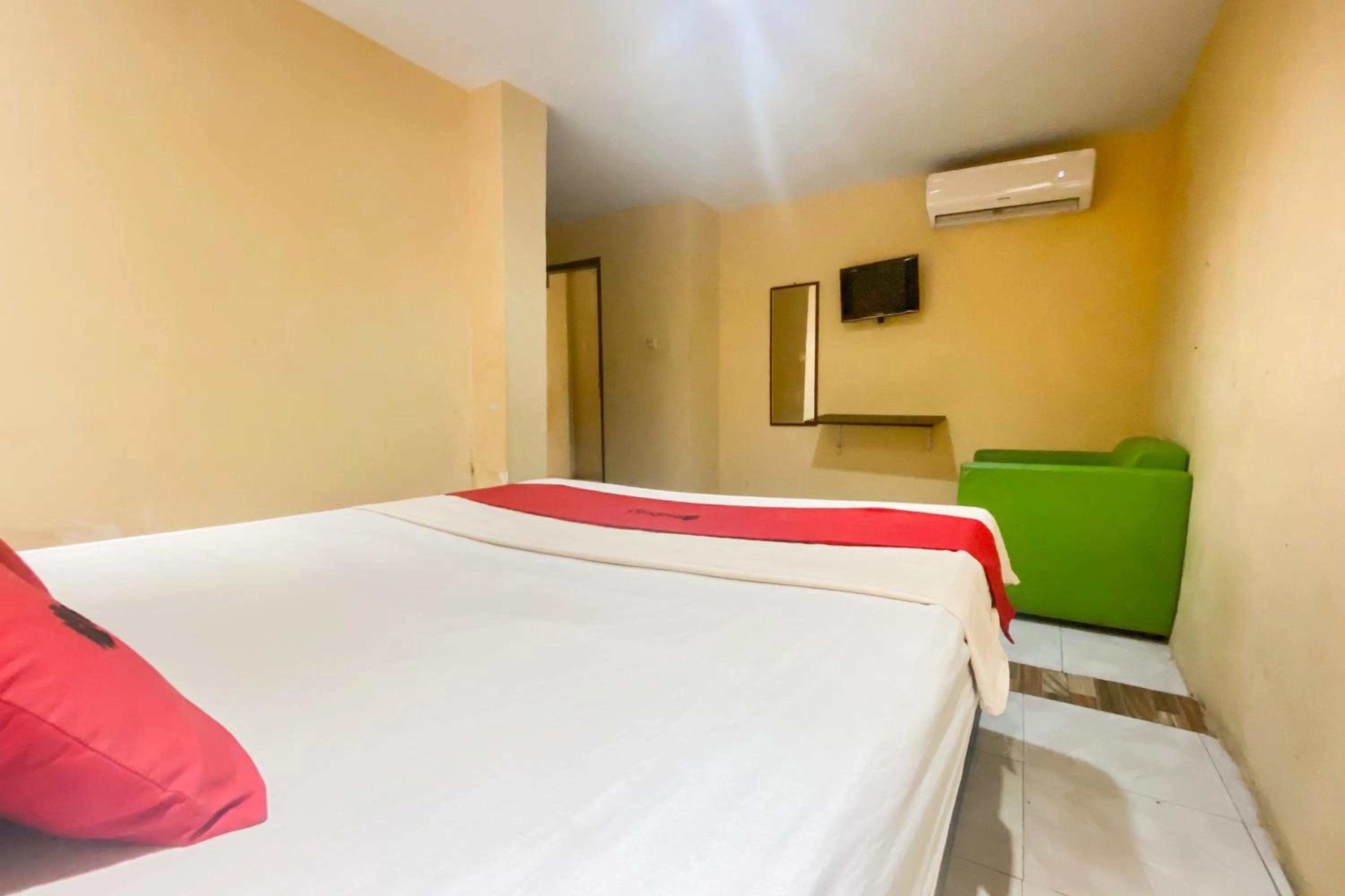 Bedroom, Bed in RedDoorz at Hotel Warna Palopo