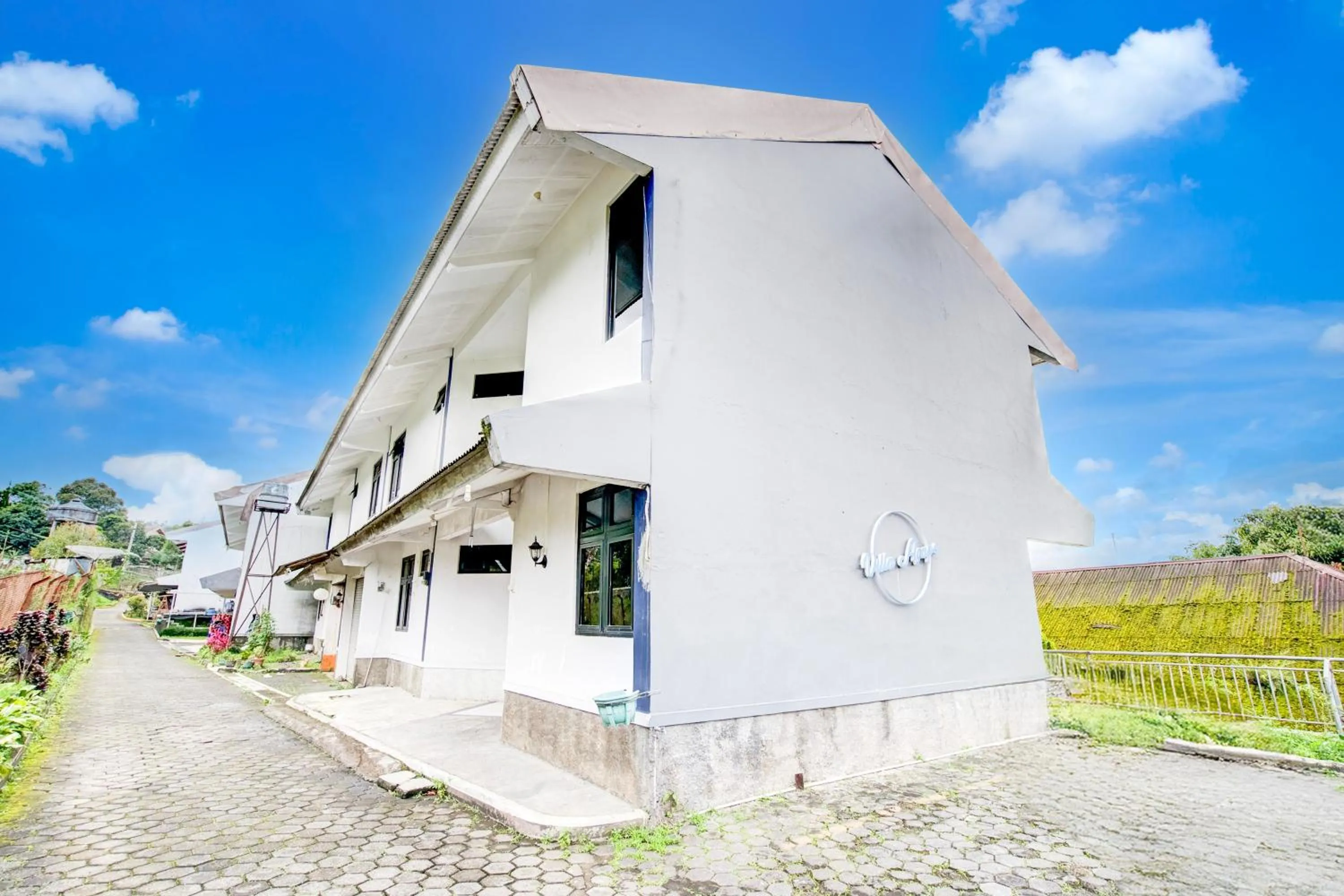 Facade/entrance in Villa Puncak Agape near Cipanas Mitra RedDoorz