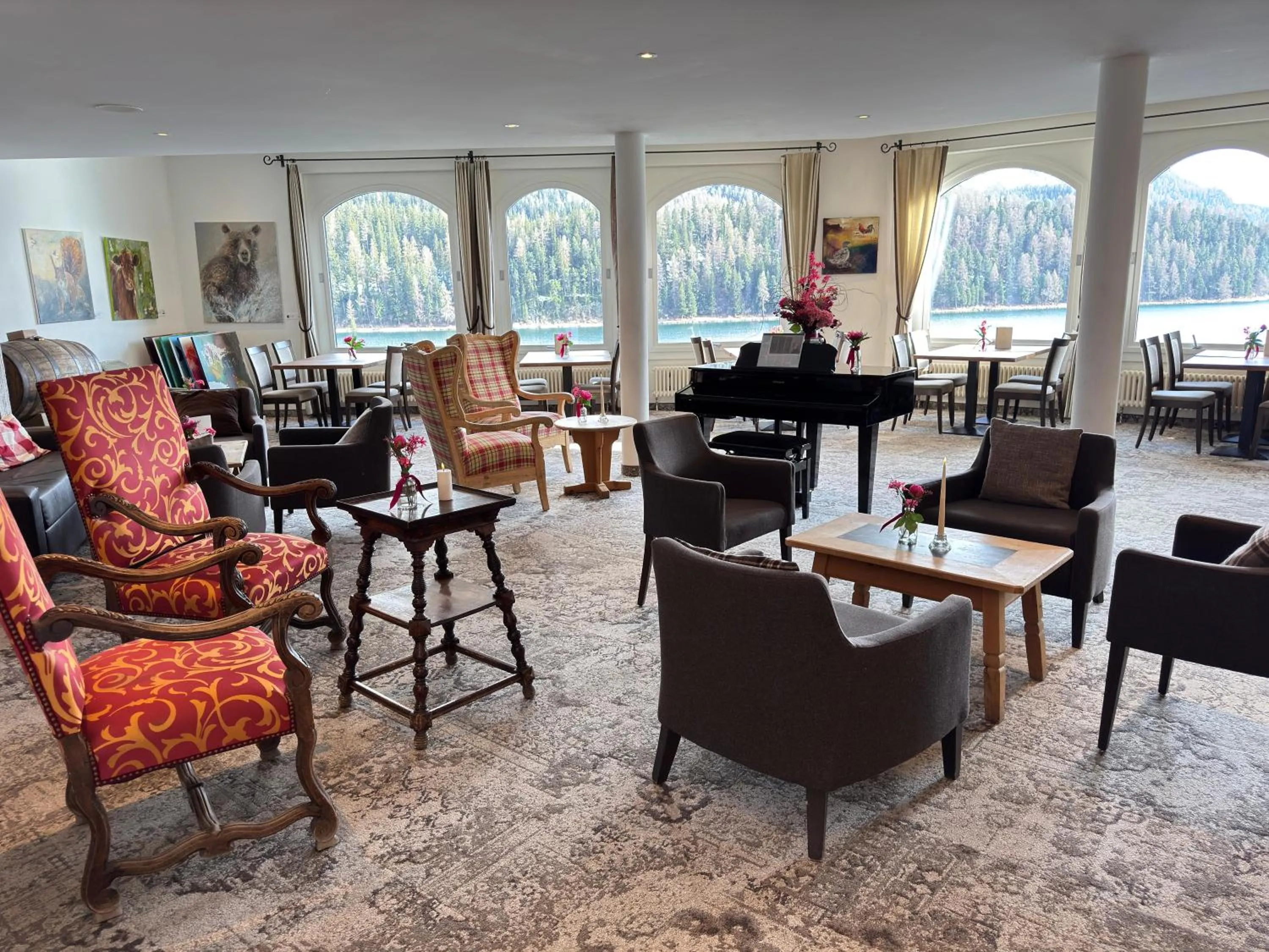 Communal lounge/ TV room in Hotel Waldhaus am See