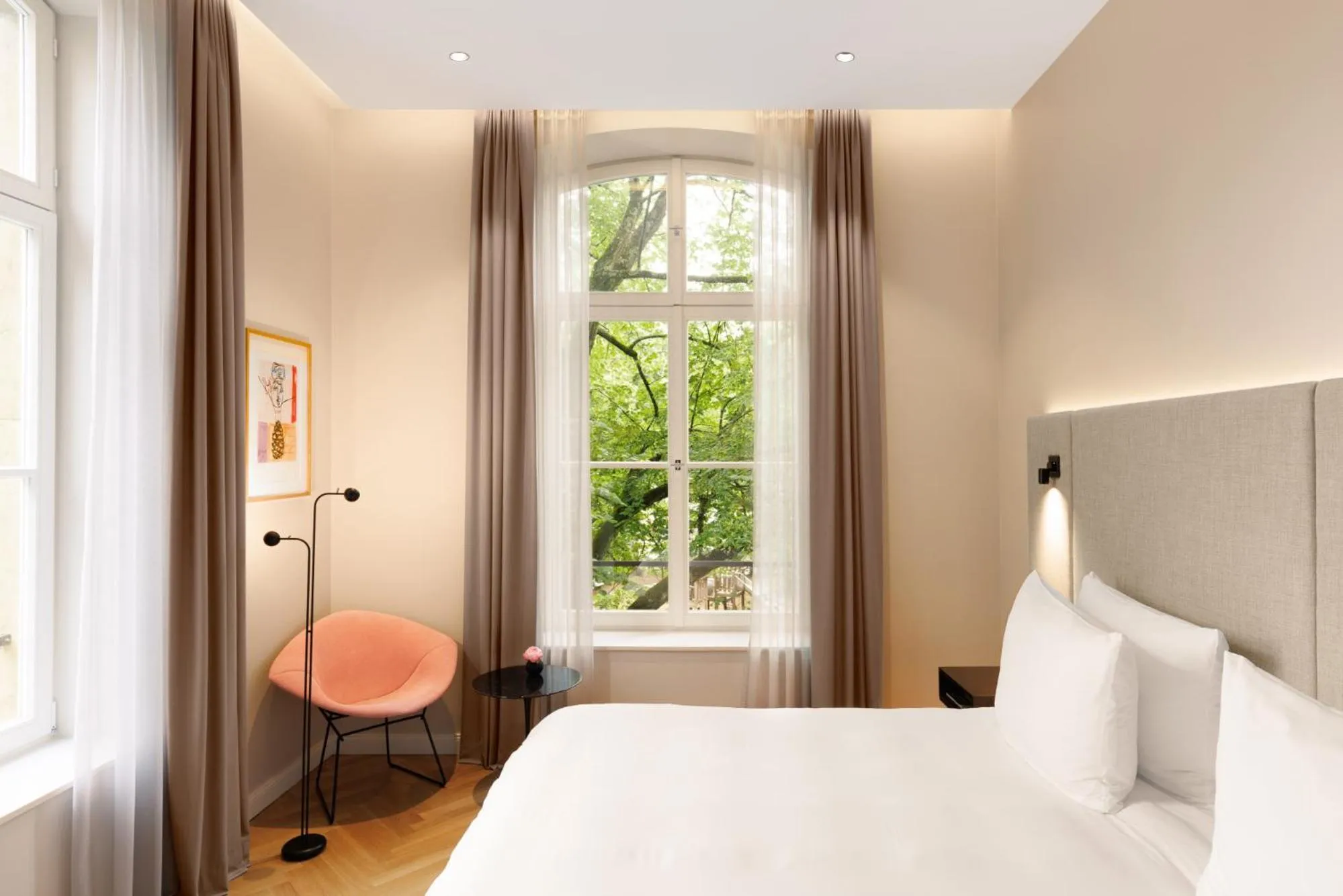 Photo of the whole room, Bed in ESPLANADE Saarbrücken