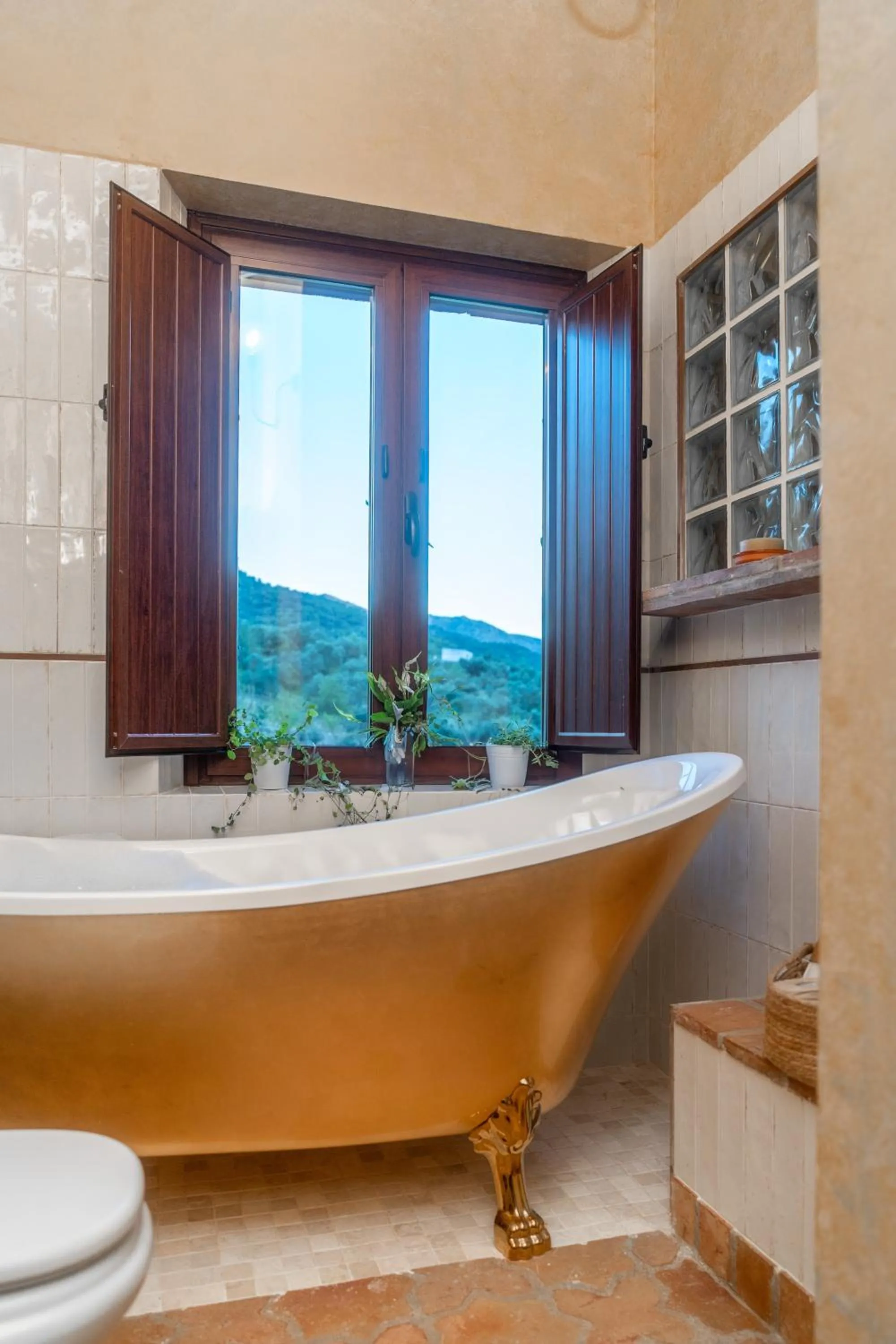 Bath in Eco Hotel Cueva del Gato