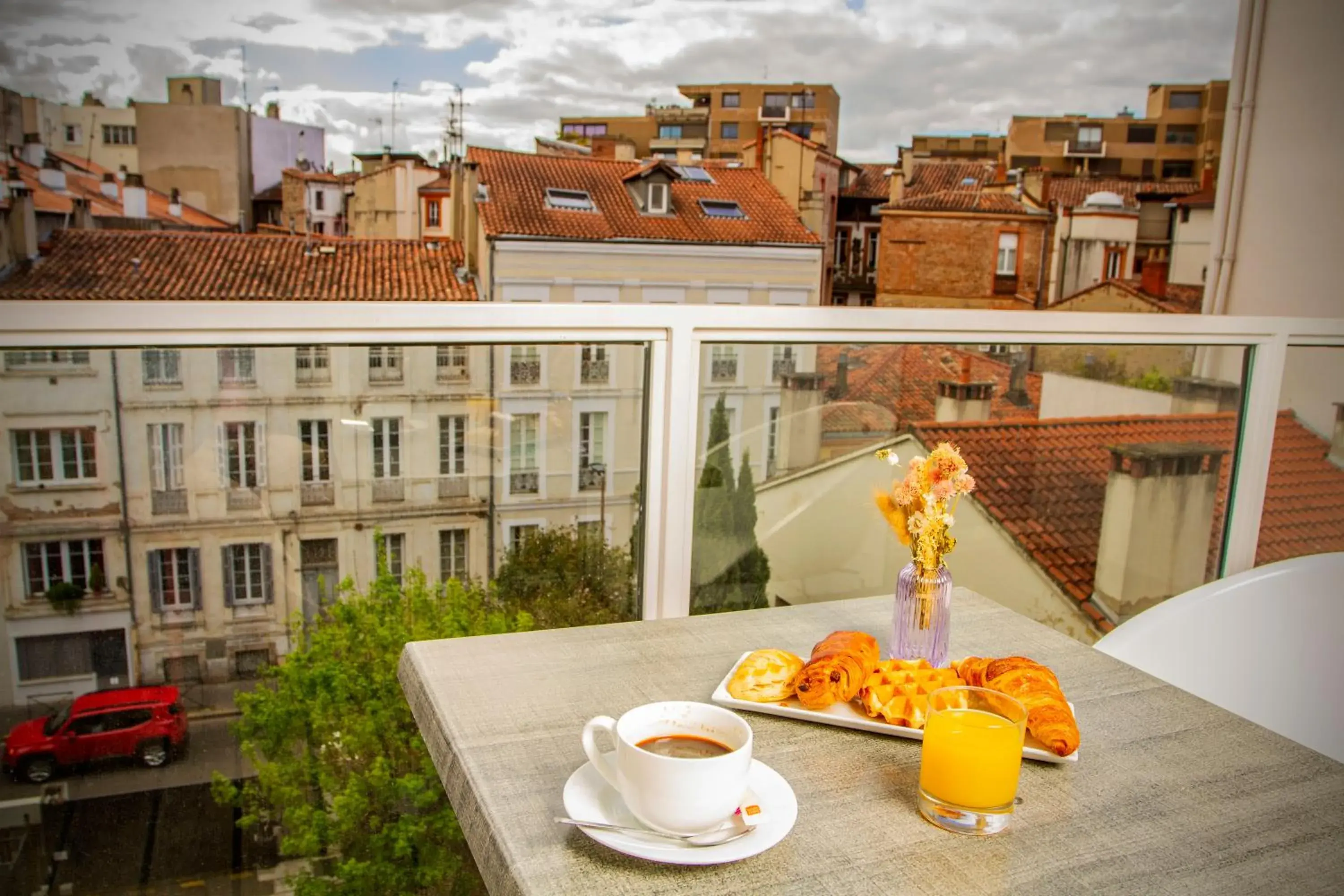 One-Bedroom Apartment and Lounge Area with Sofa Bed in Privilège Appart Hôtel Saint Exupéry One-Bedroom Apartment and Lounge Area with Sofa Bed in Privilège Appart Hôtel Saint Exupéry