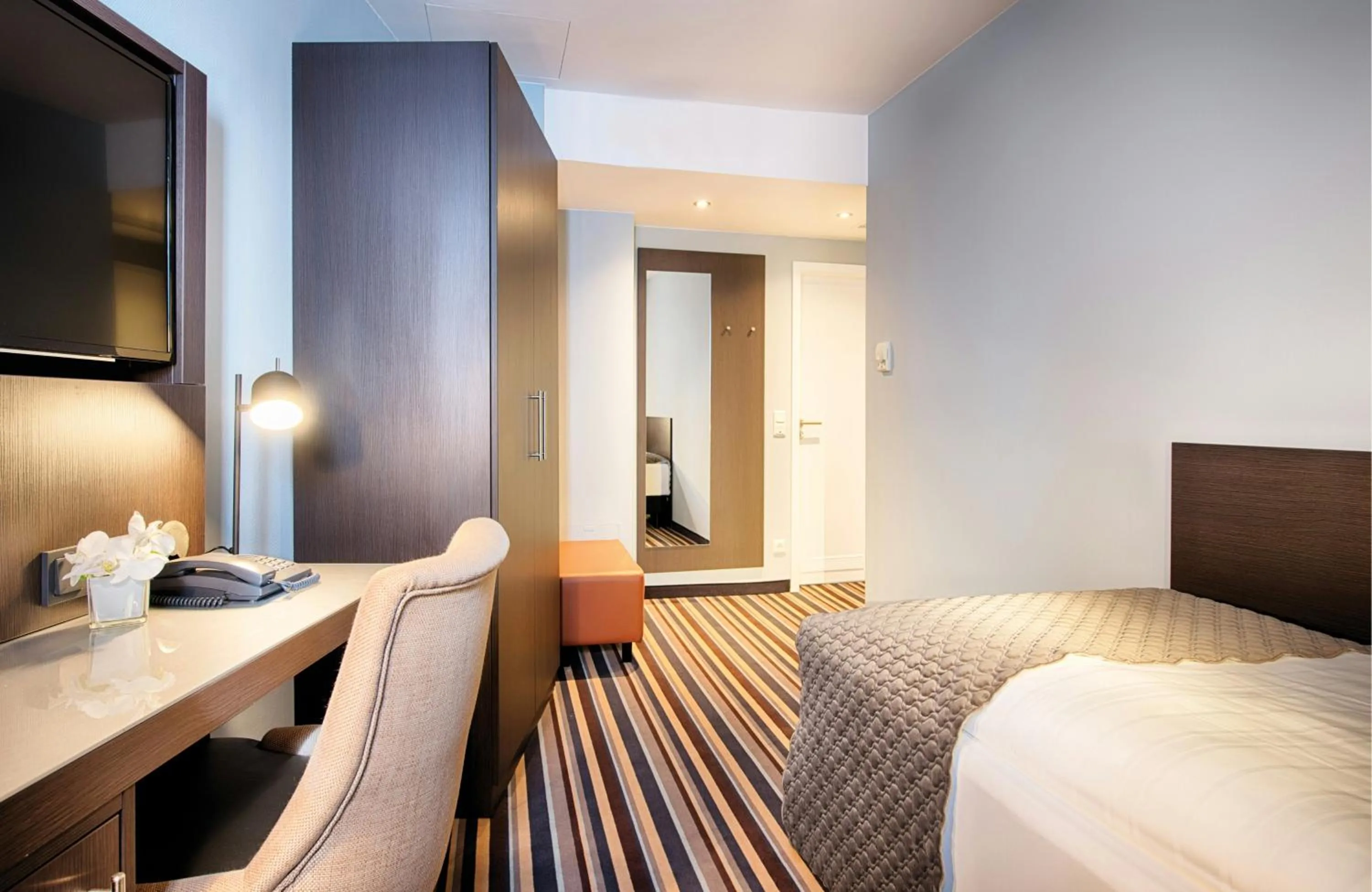 Photo of the whole room, Bed in Leonardo Boutique Hotel Düsseldorf