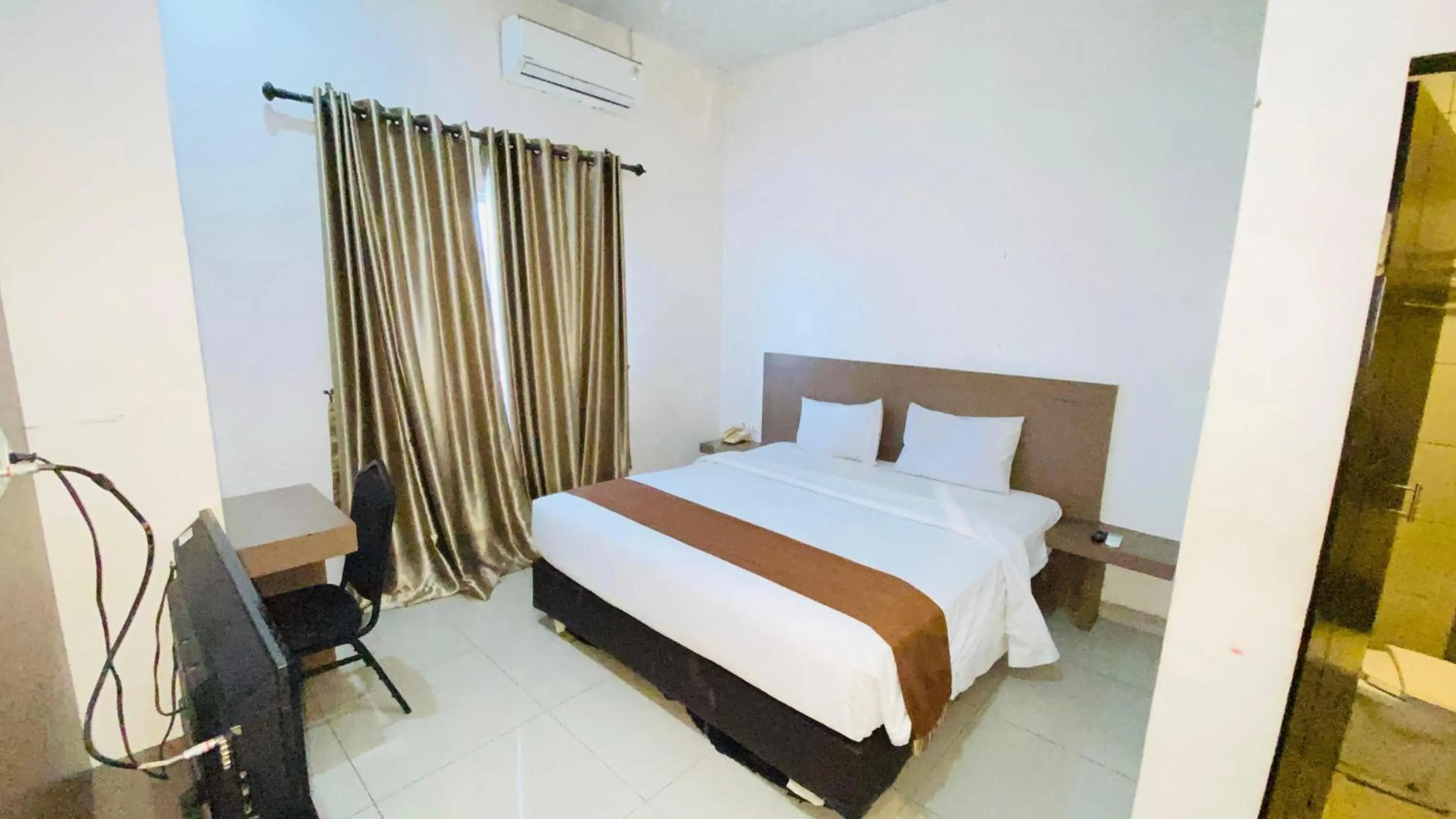 Bedroom, Bed in Saka Hotel Medan