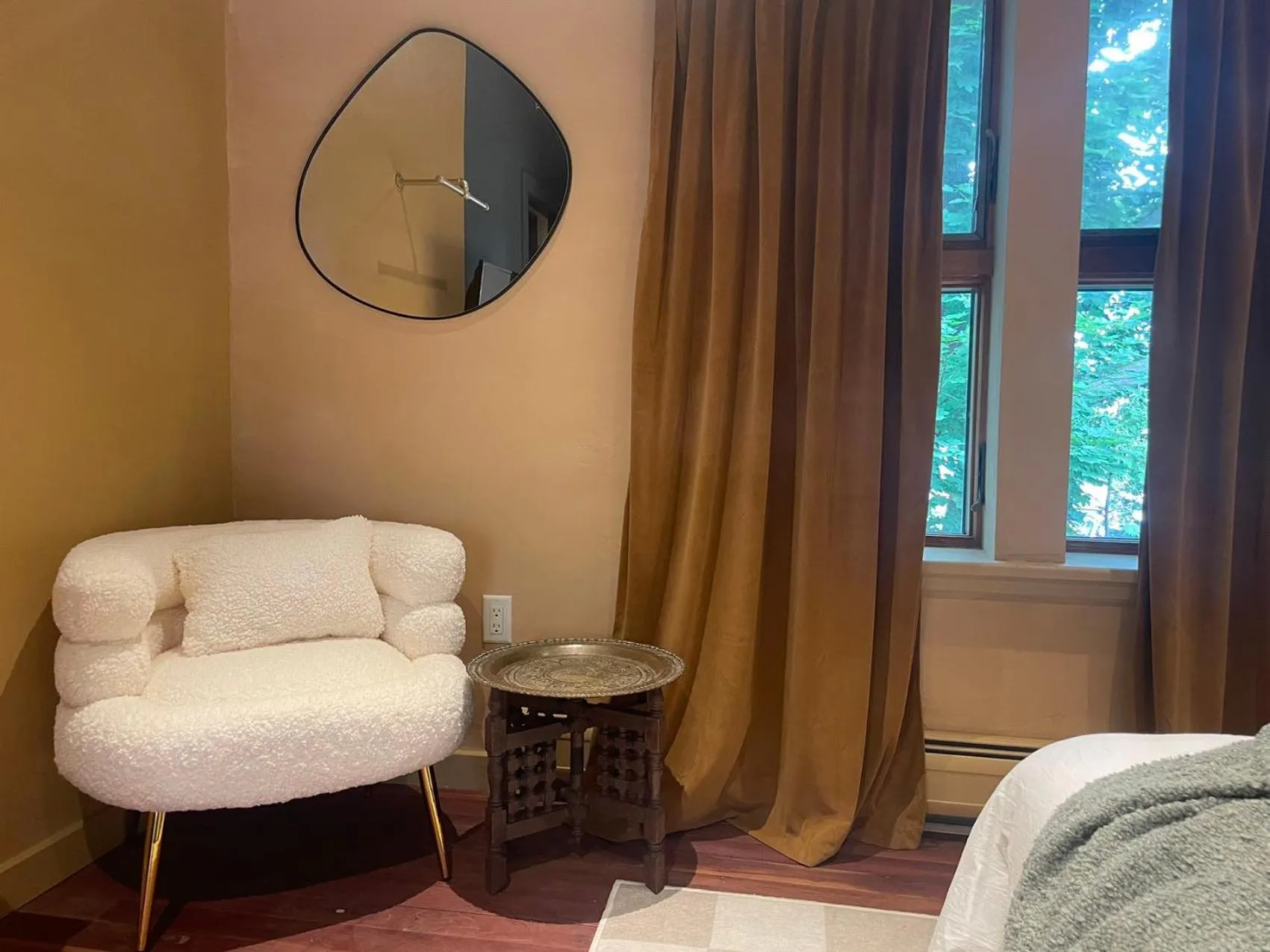 Bed in The Trail in Adams - Berkshires' Art Hotel