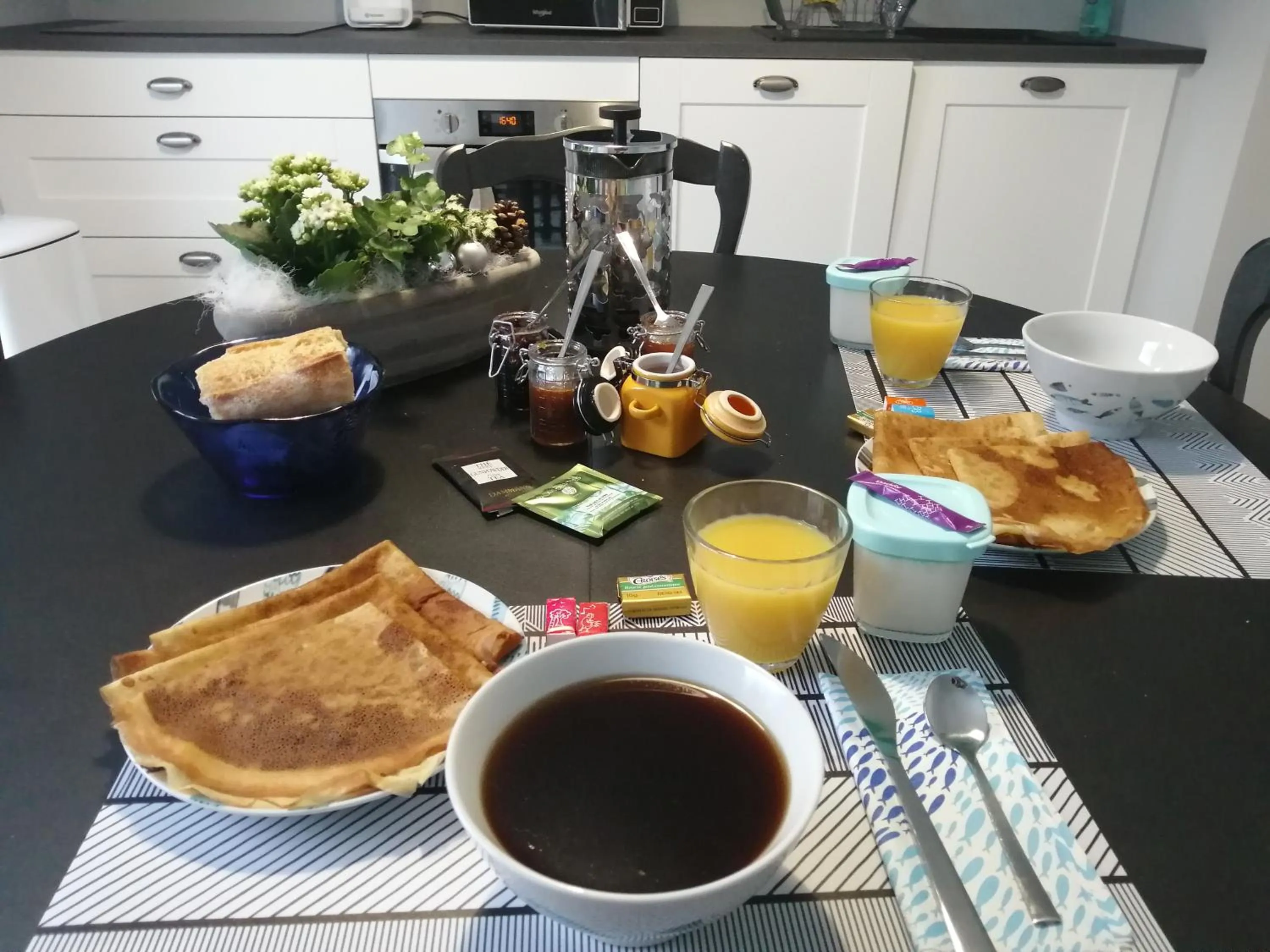 Breakfast in Chambres d'hôtes cosy avec salle de bain privative - Wifi - cuisine partagée - Parking gratuit