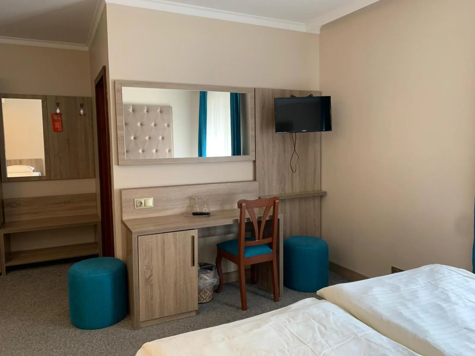 Photo of the whole room, Bed in Hotel zur Riede bei Bremen