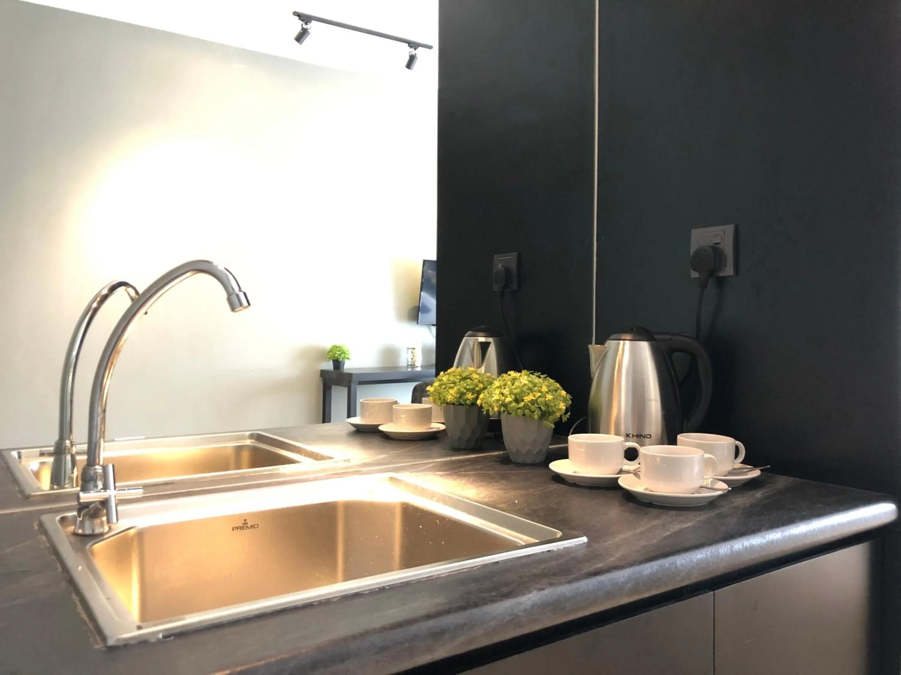 Coffee/tea facilities in Aeropod Suites by Calvin