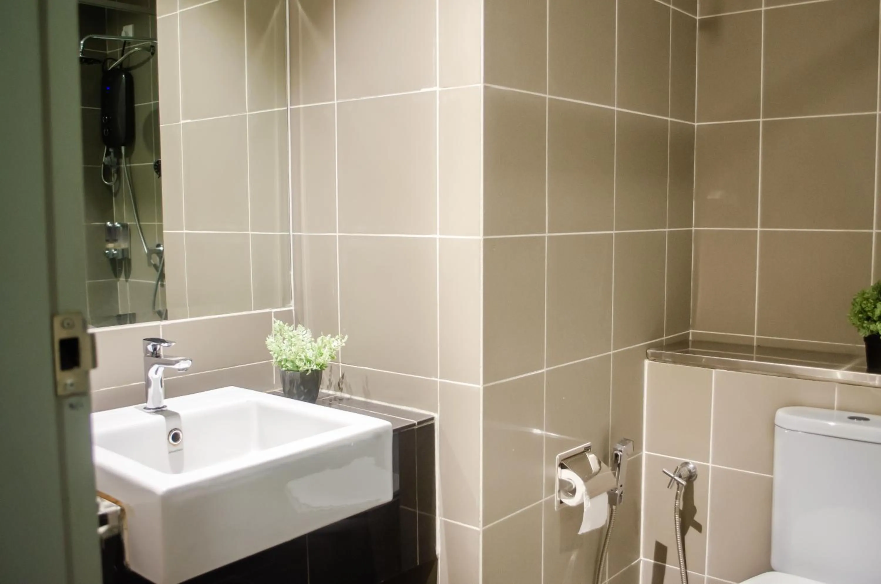 Toilet in Aeropod Suites by Calvin