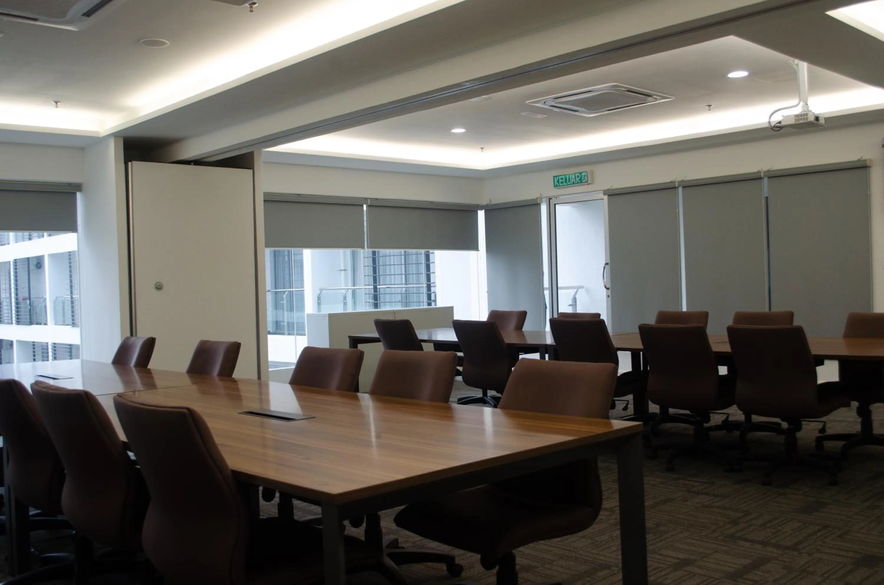 Meeting/conference room in Aeropod Suites by Calvin
