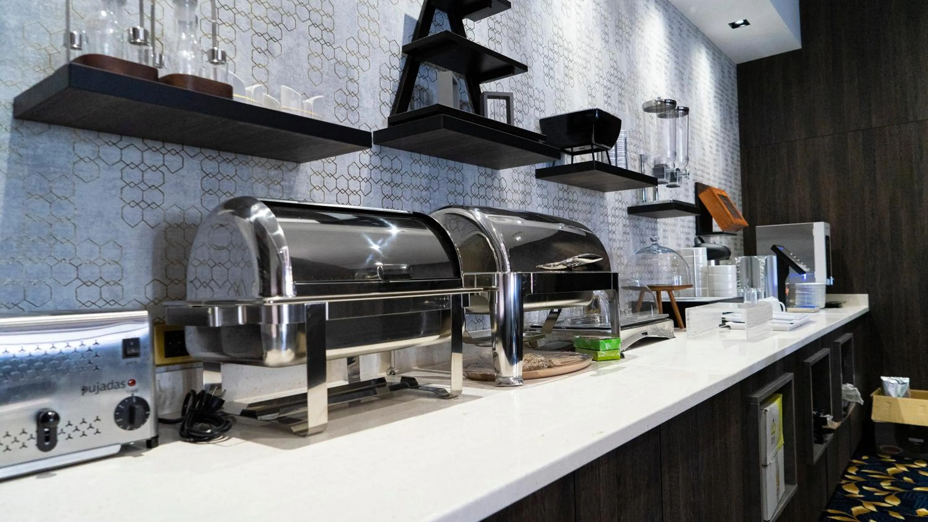 Restaurant/places to eat in Hotel Pasha