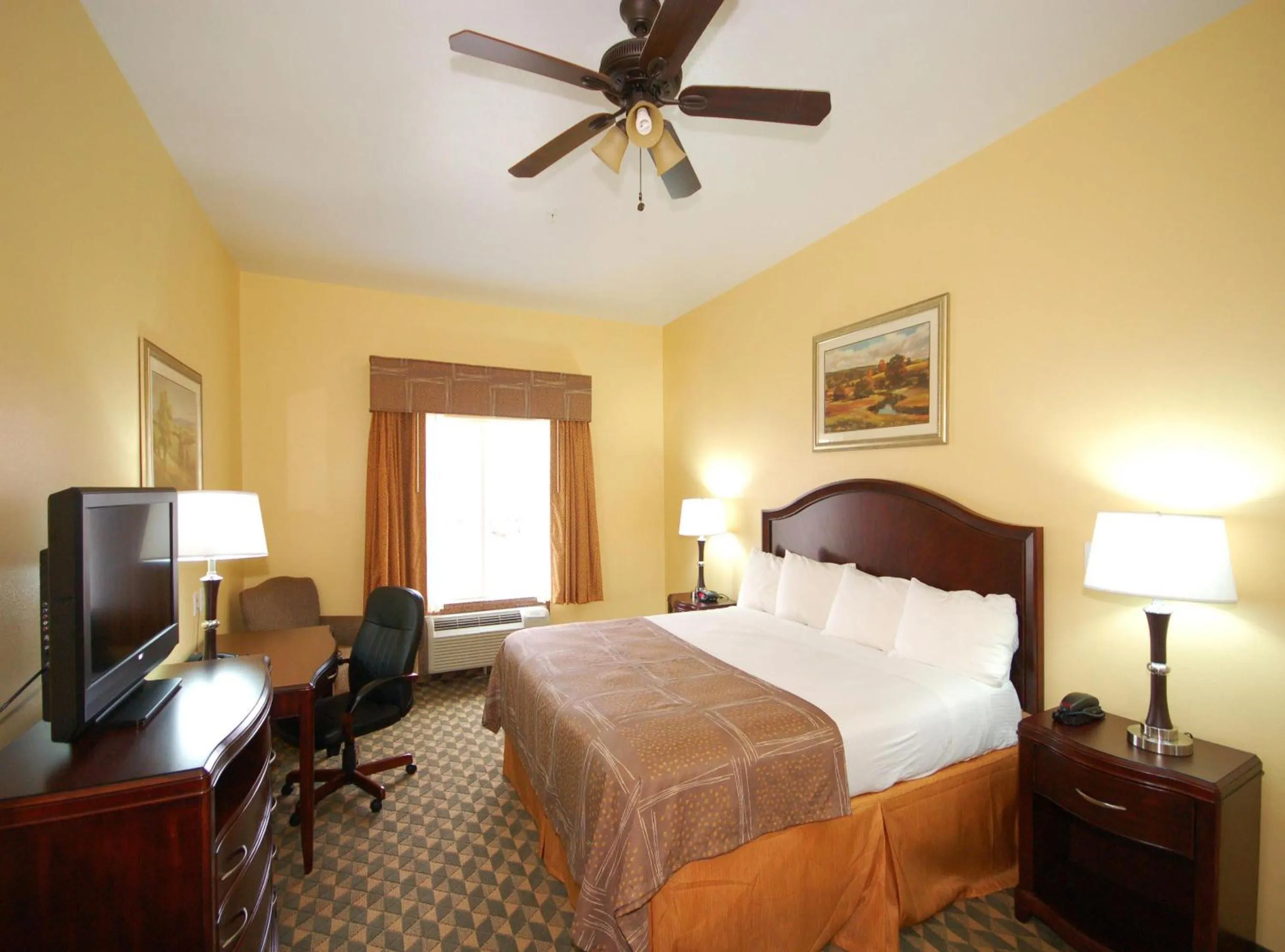 Photo of the whole room, Bed in Best Western Plus Manvel Inn & Suites
