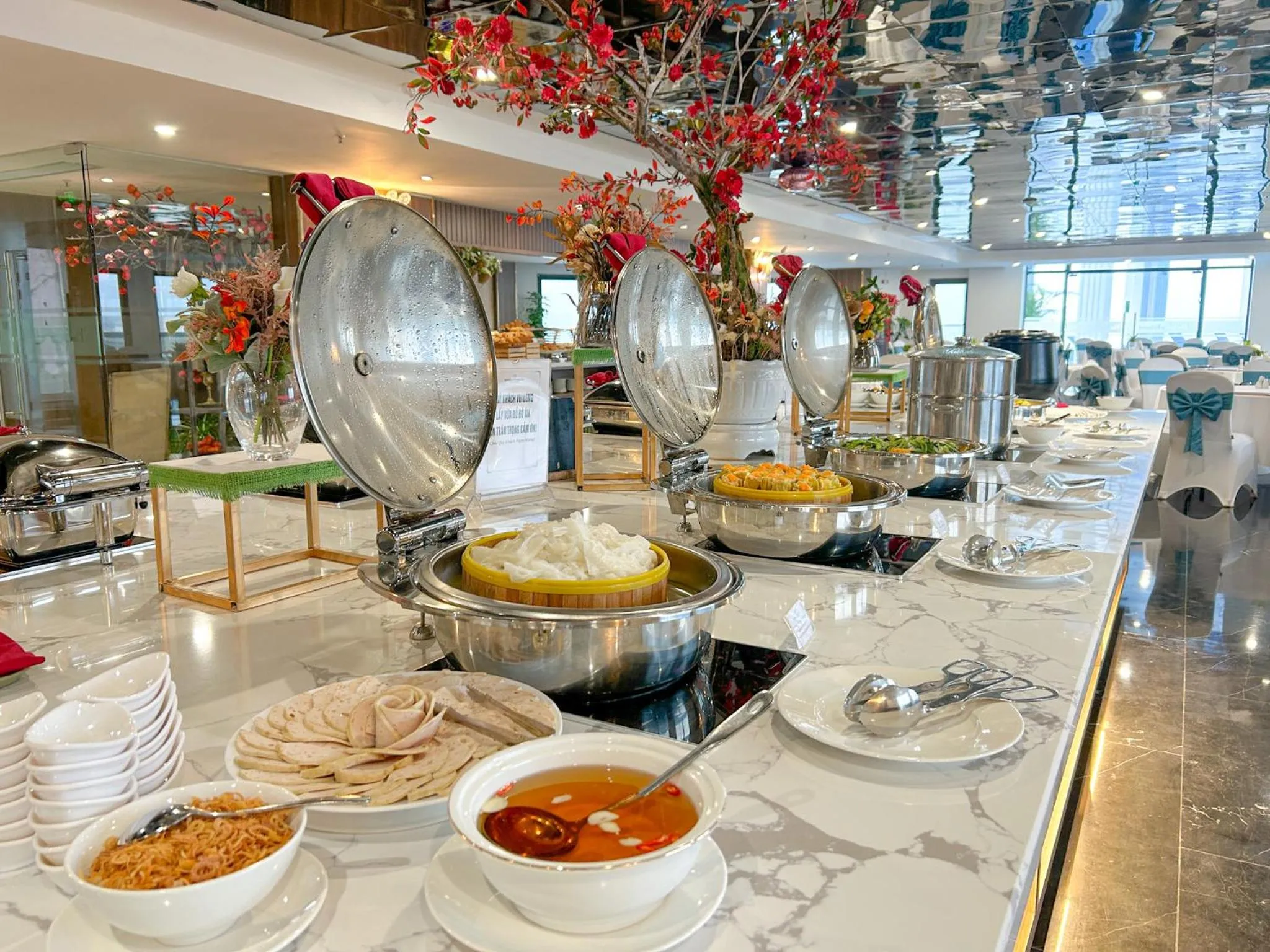 Restaurant/places to eat in Paddington Hotel Halong Bayview