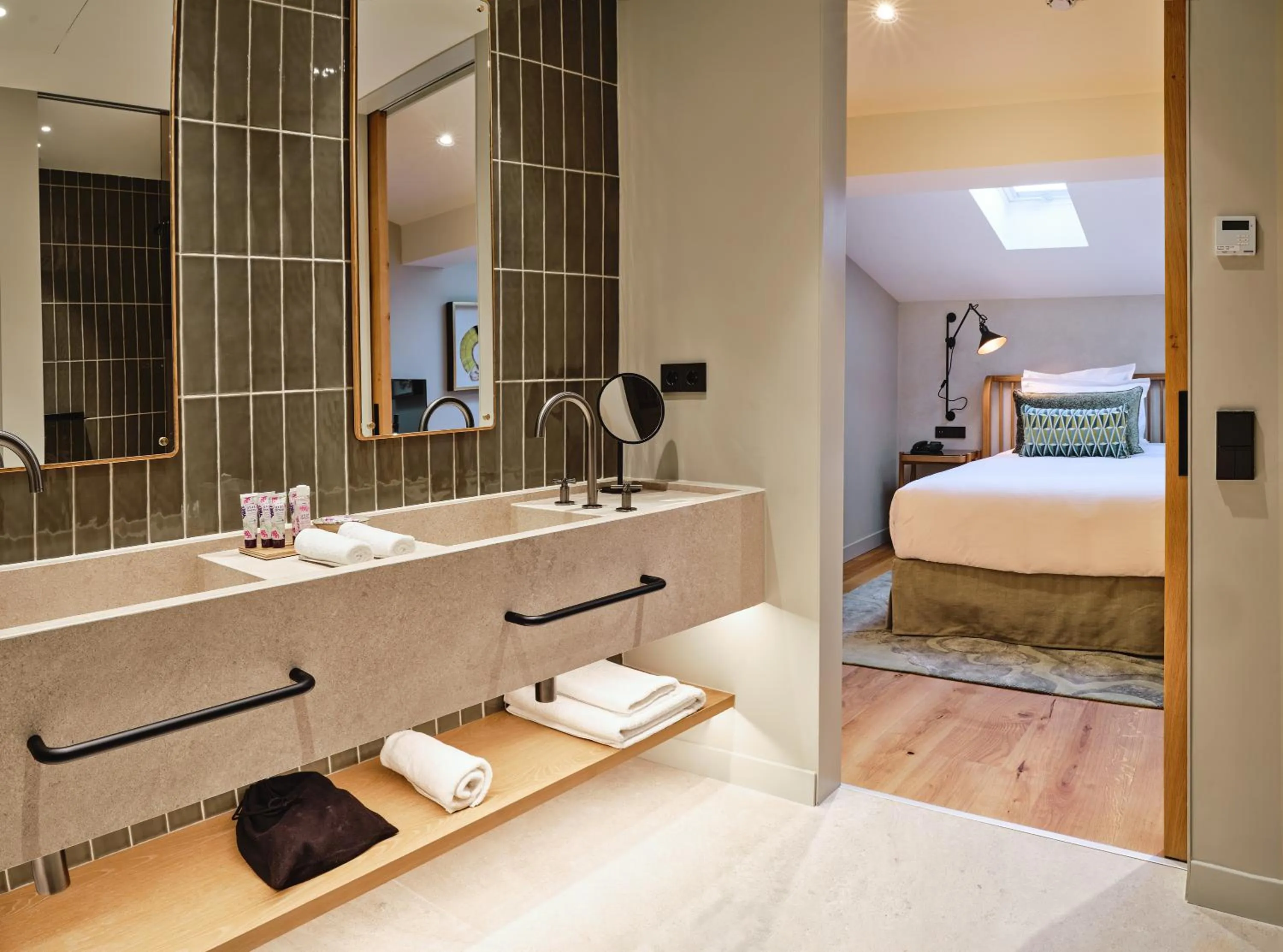 Bathroom, Bed in Palacio de Samaniego