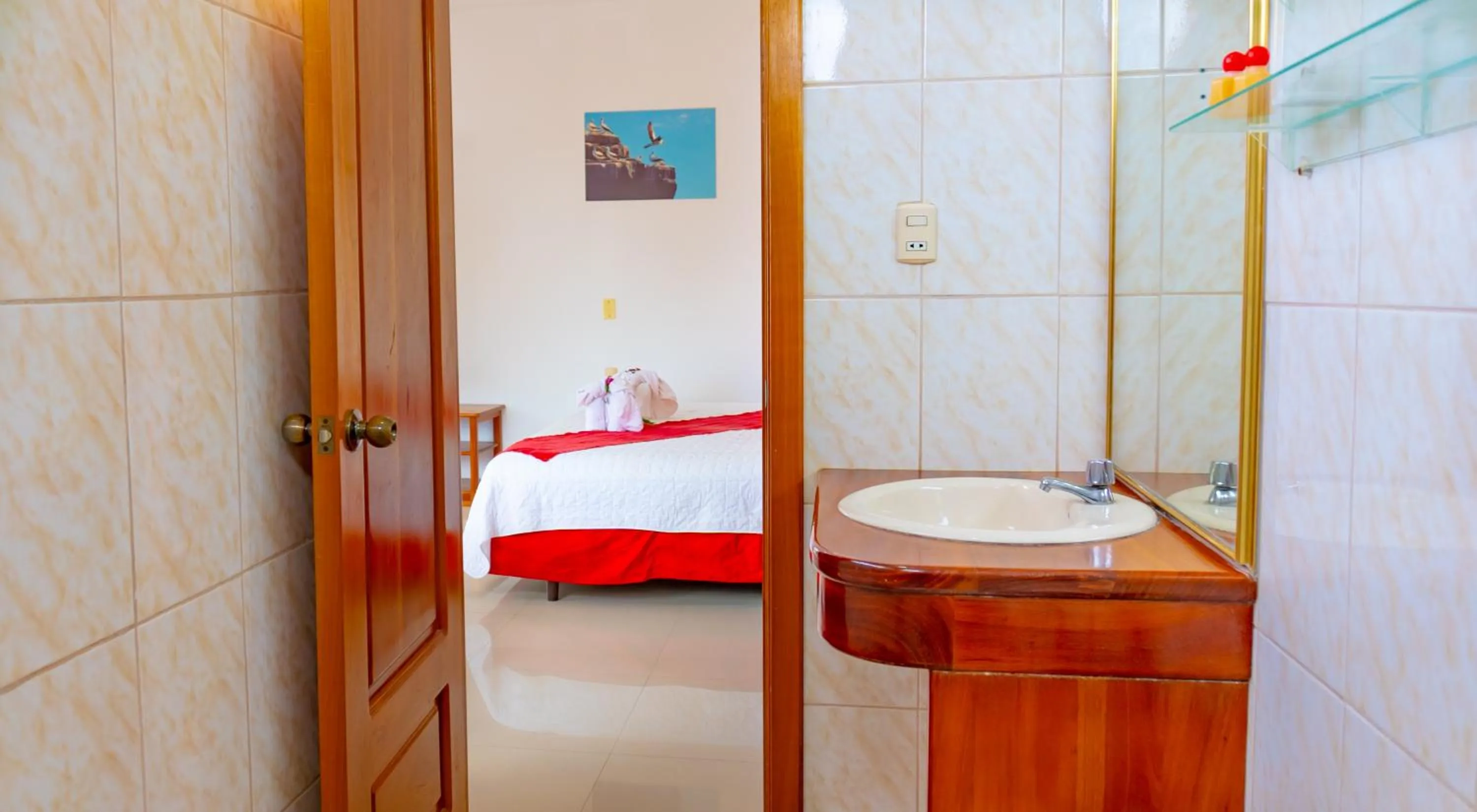 Shower, Bed in Gran Hostal Tintorera