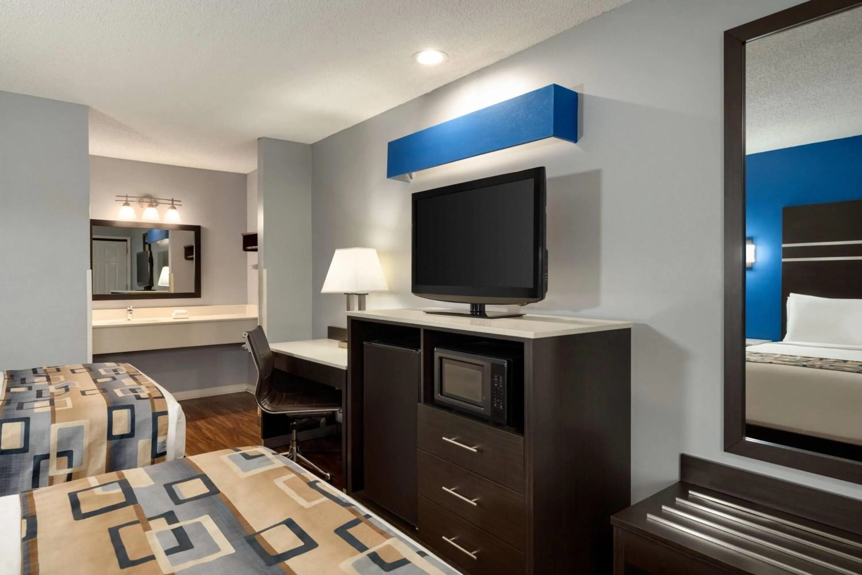 Photo of the whole room, Bed in Baymont by Wyndham Albany at Albany Mall