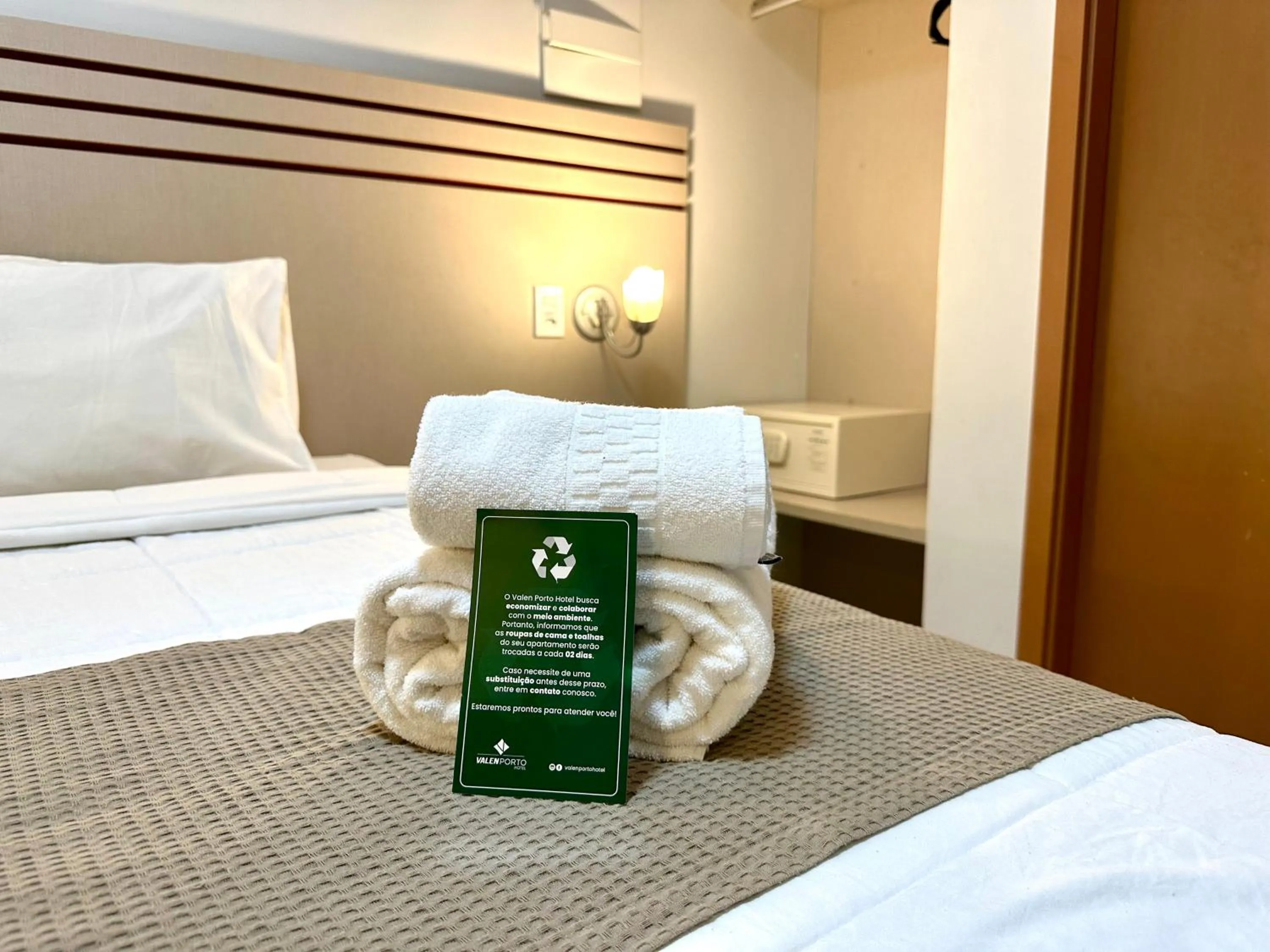 towels, Bed in Valen Porto Hotel São Luís