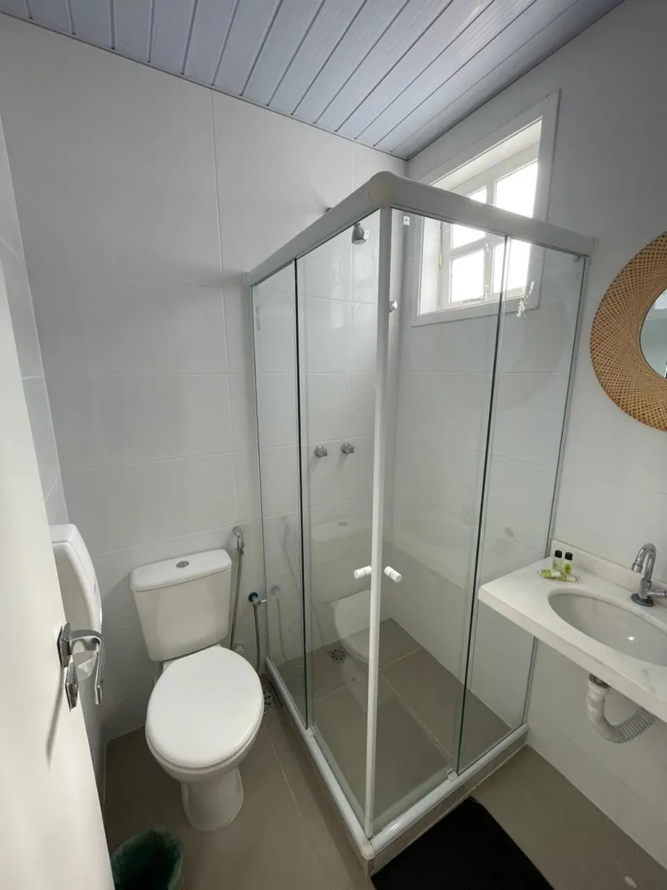 Bathroom in Longboard Paradise Surf Club