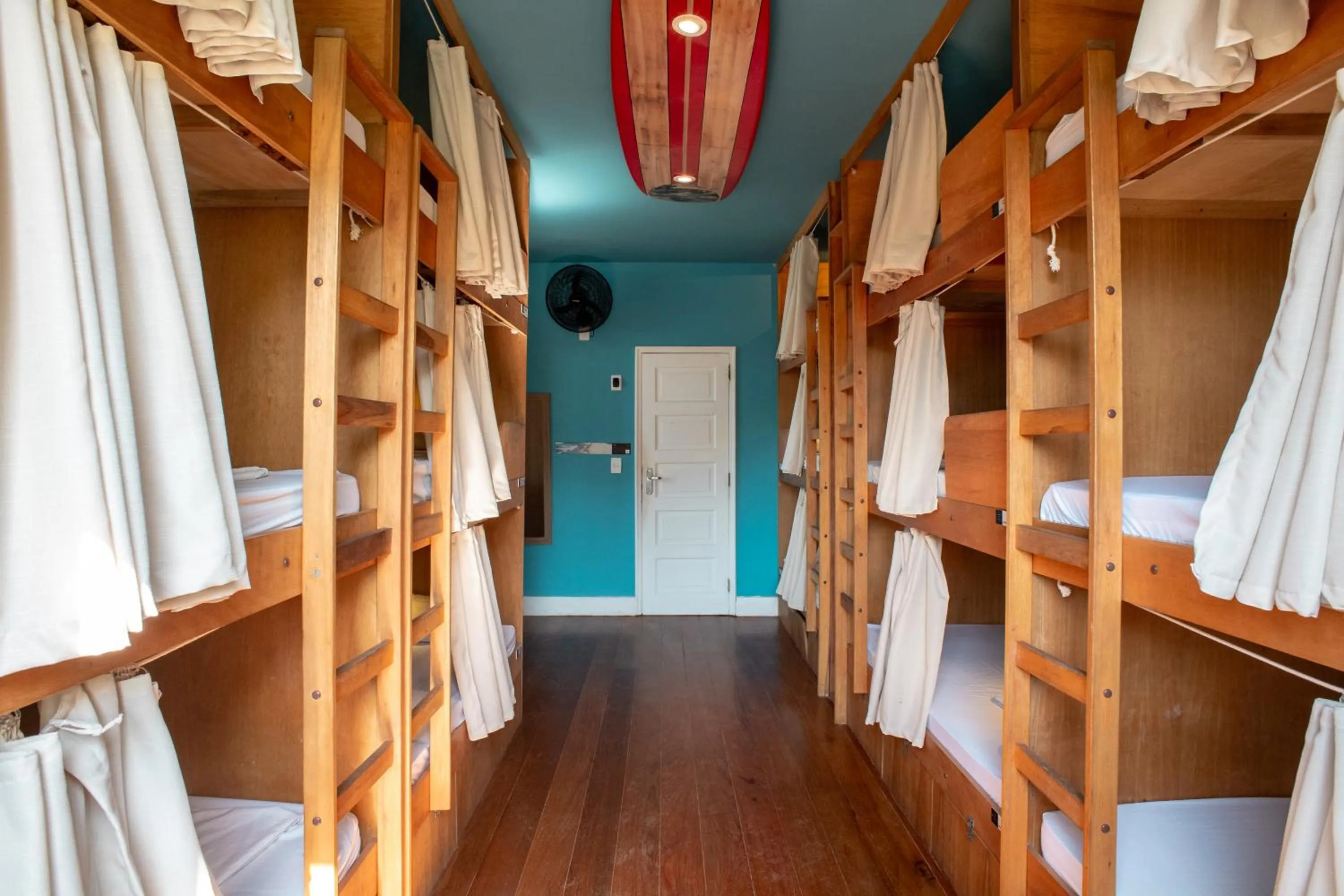 Photo of the whole room, Bed in Longboard Paradise Surf Club