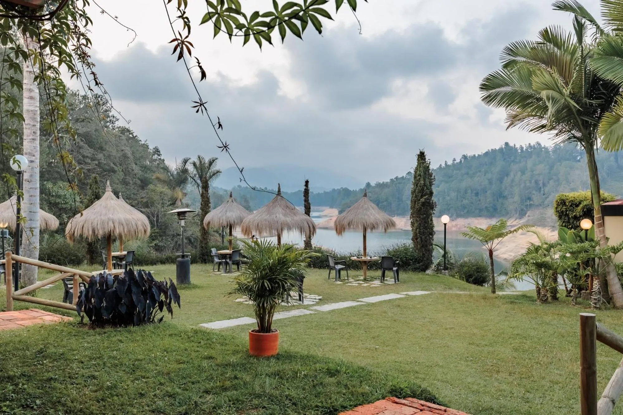 Patio in Pietrasanta hotel campestre frente a la represa del Peñol y Guatape