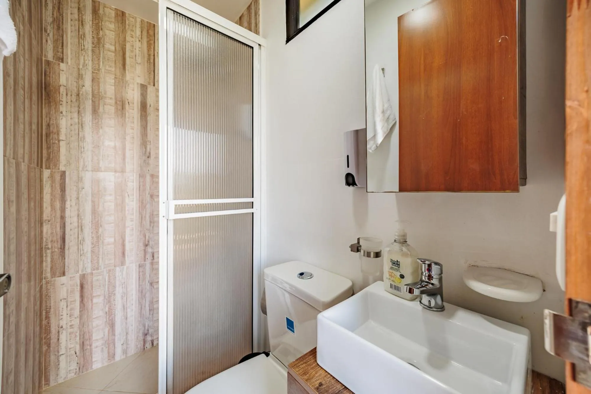 Shower in Pietrasanta hotel campestre frente a la represa del Peñol y Guatape