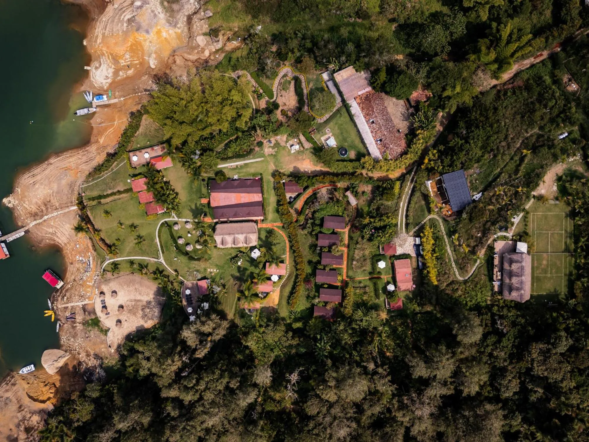 Property building in Pietrasanta hotel campestre frente a la represa del Peñol y Guatape