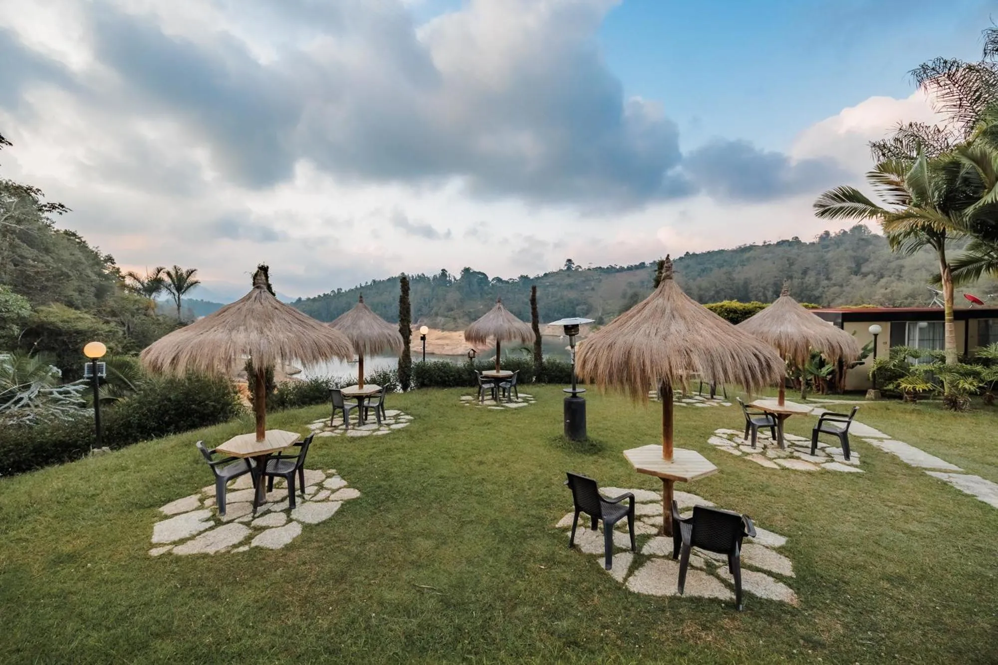 Patio in Pietrasanta hotel campestre frente a la represa del Peñol y Guatape