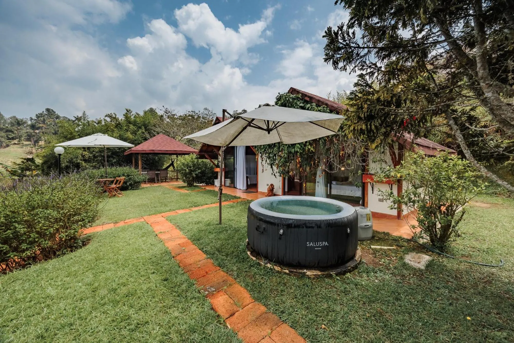 Patio in Pietrasanta hotel campestre frente a la represa del Peñol y Guatape