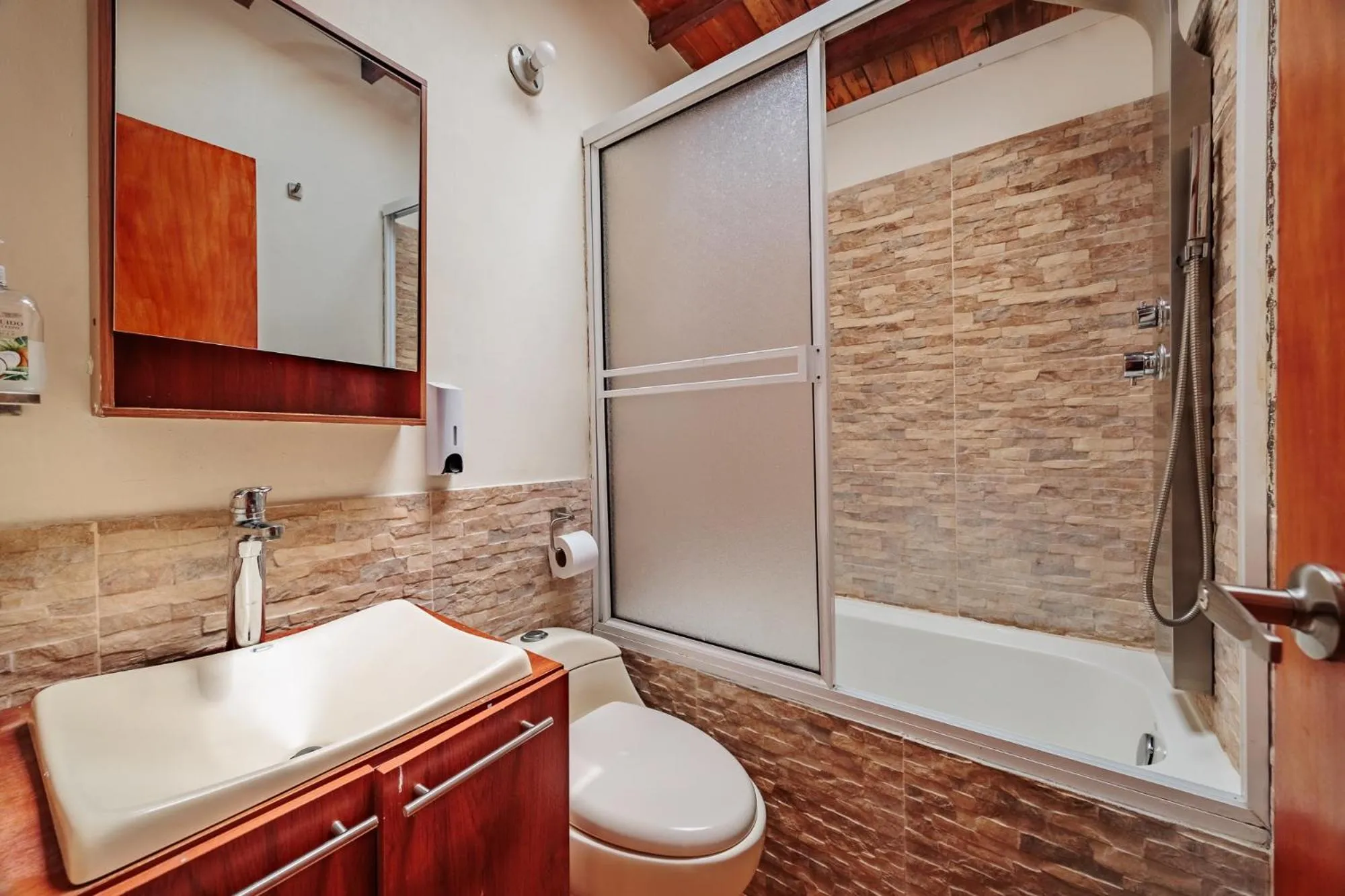 Shower in Pietrasanta hotel campestre frente a la represa del Peñol y Guatape