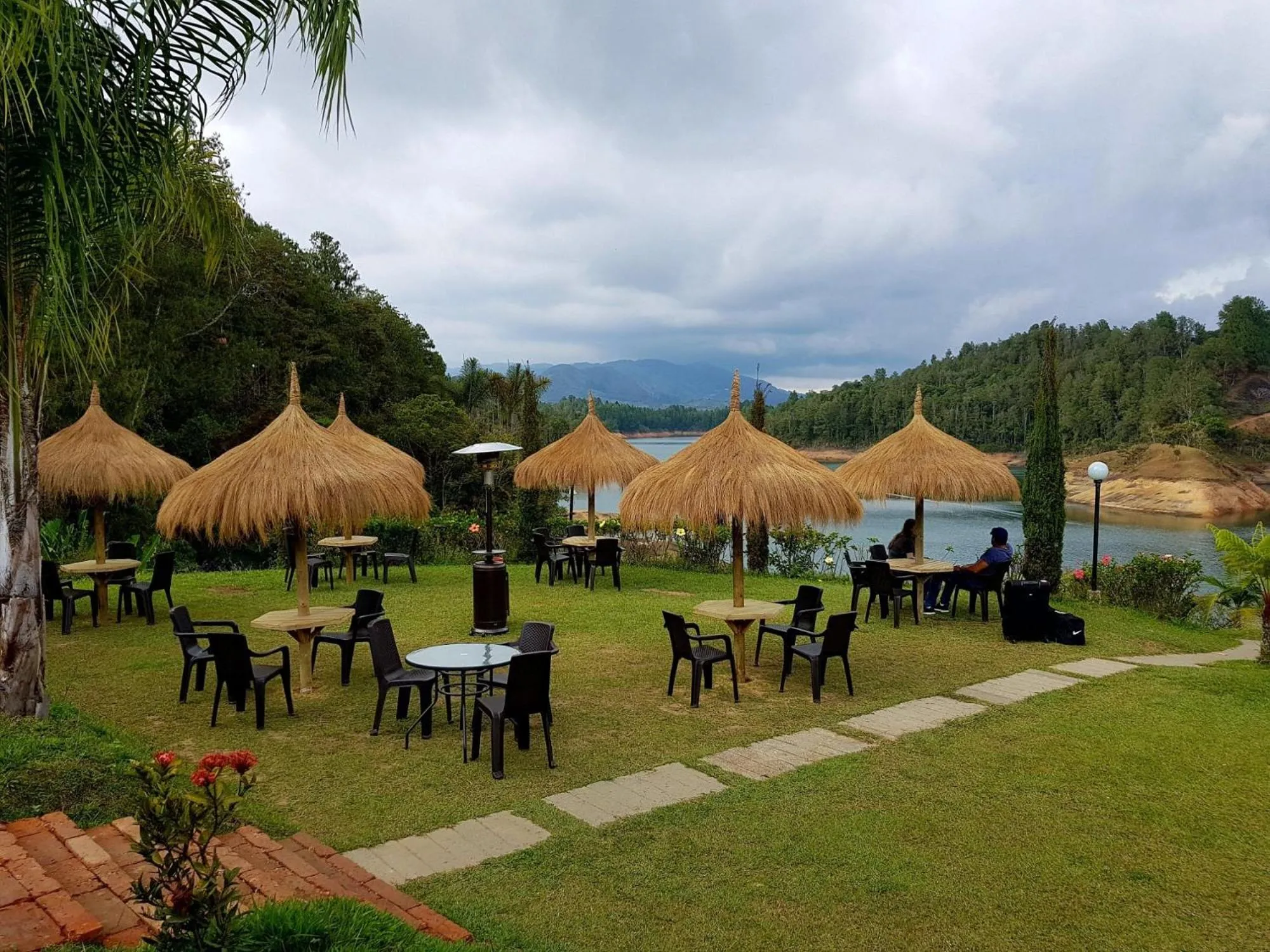 Patio in Pietrasanta hotel campestre frente a la represa del Peñol y Guatape