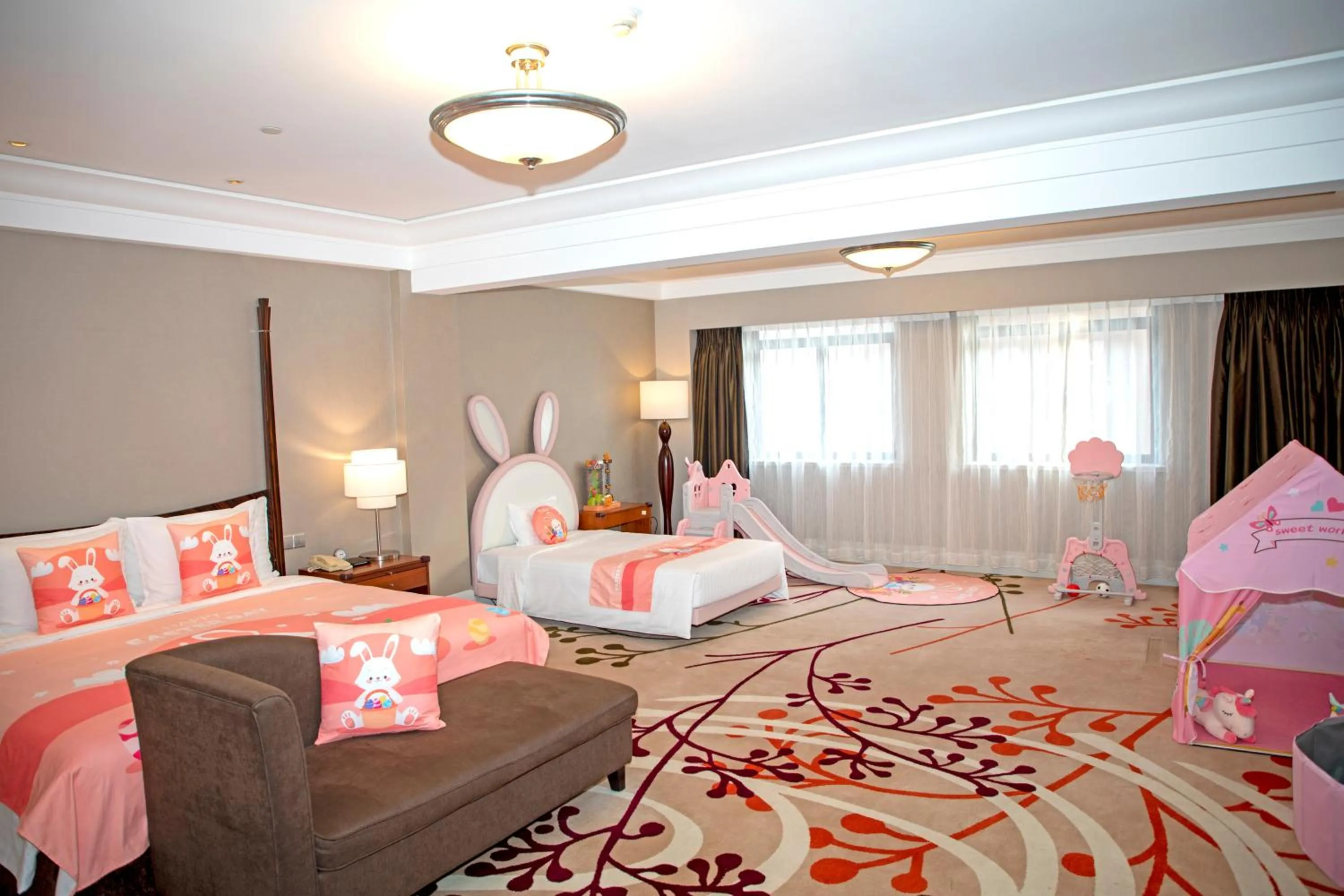 Photo of the whole room, Bed in Jin Jiang Hotel