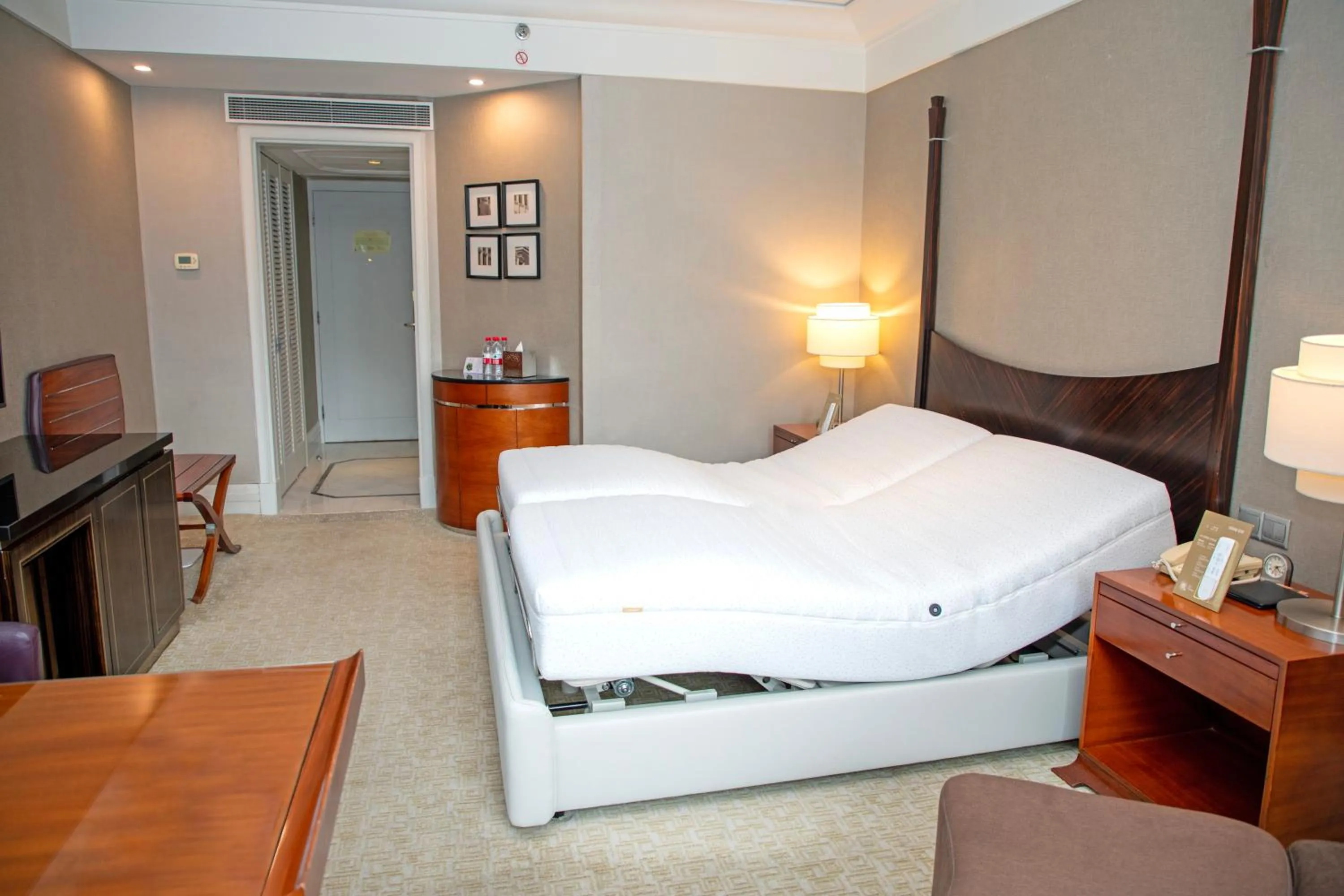Photo of the whole room, Bed in Jin Jiang Hotel