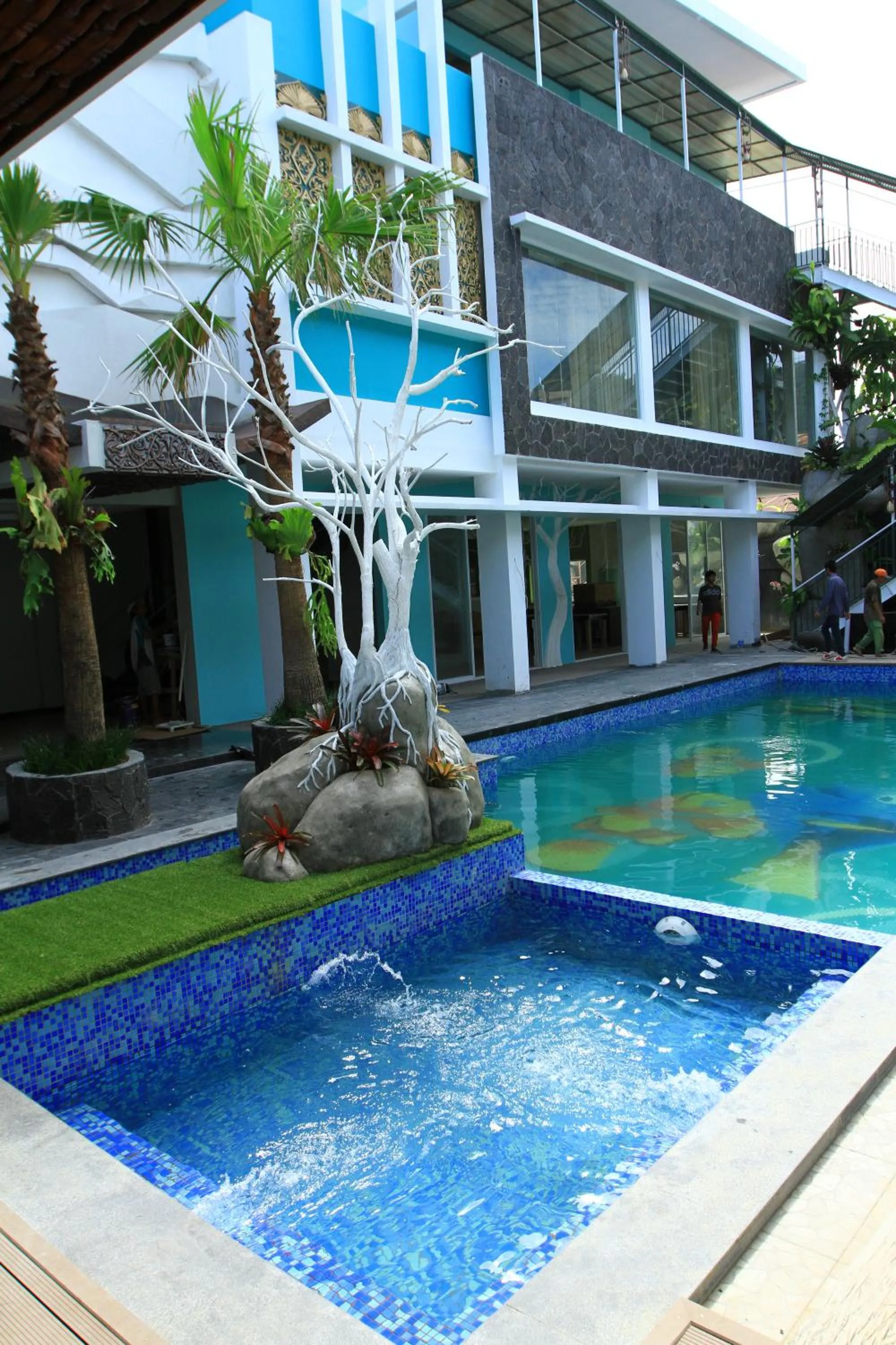 Swimming pool in Oxville Hotel
