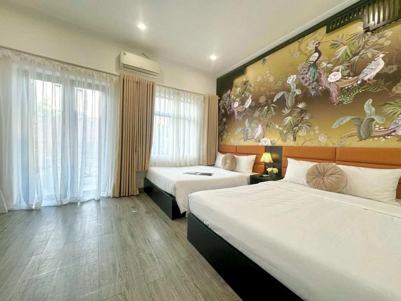 Photo of the whole room, Bed in Hanoi Elpis Hotel