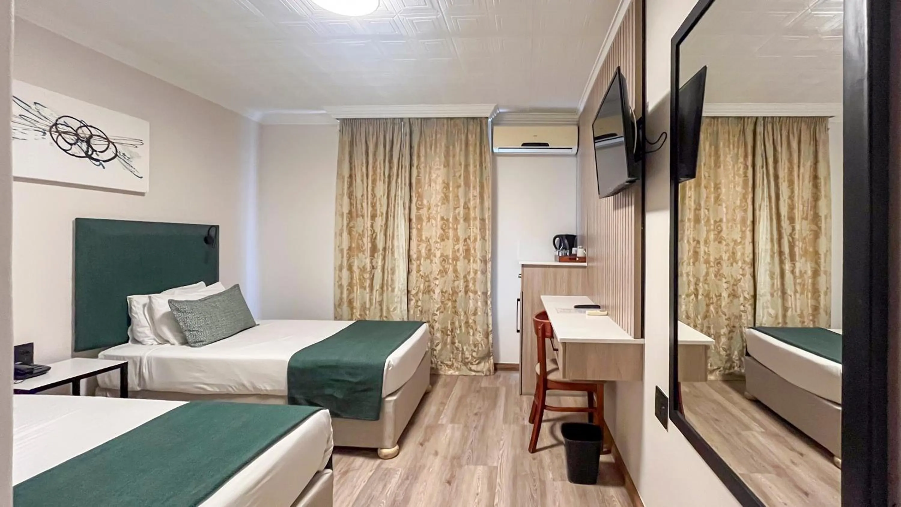 Bedroom, Bed in Regal Inn PMBurg