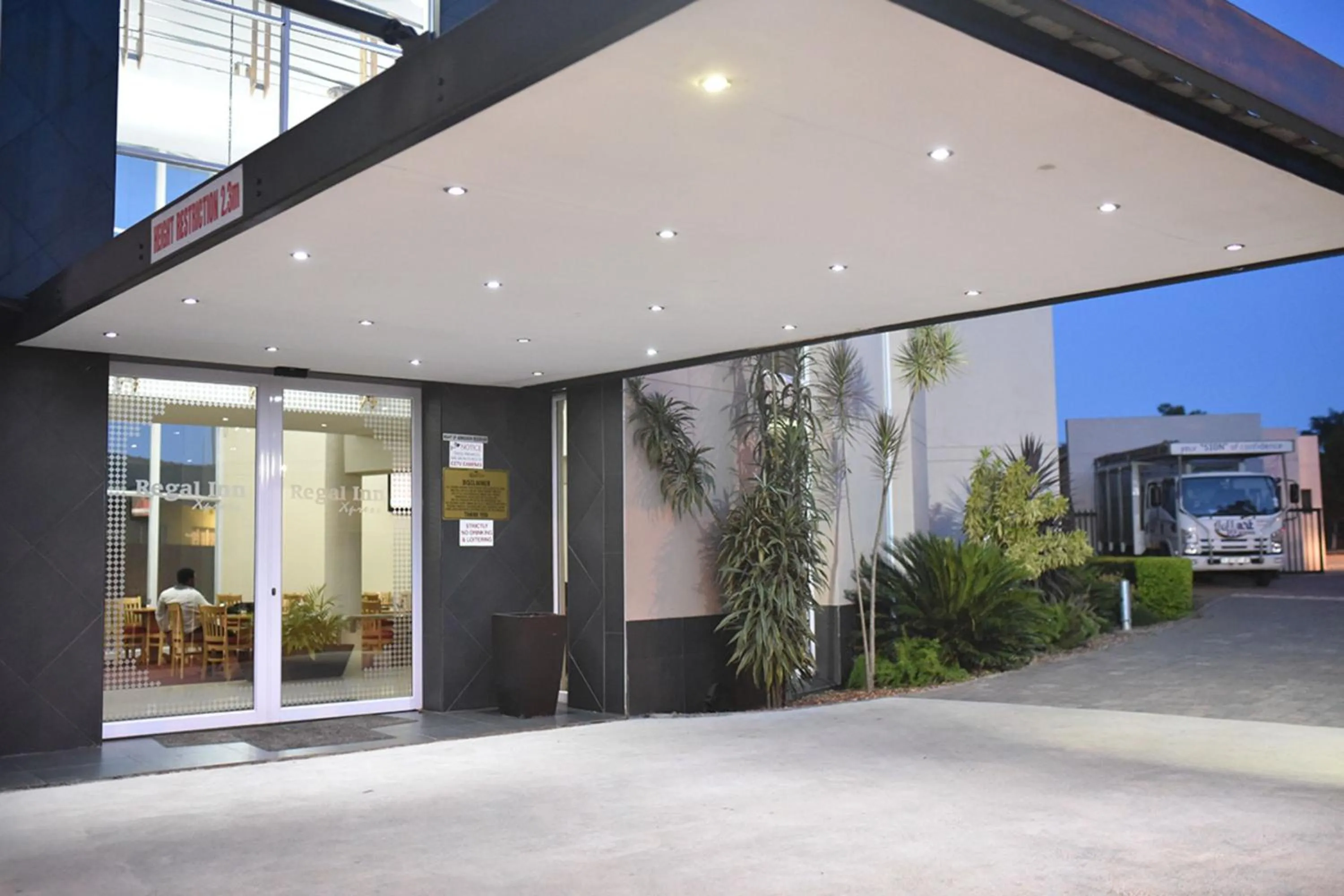 Facade/entrance in Regal Inn PMBurg