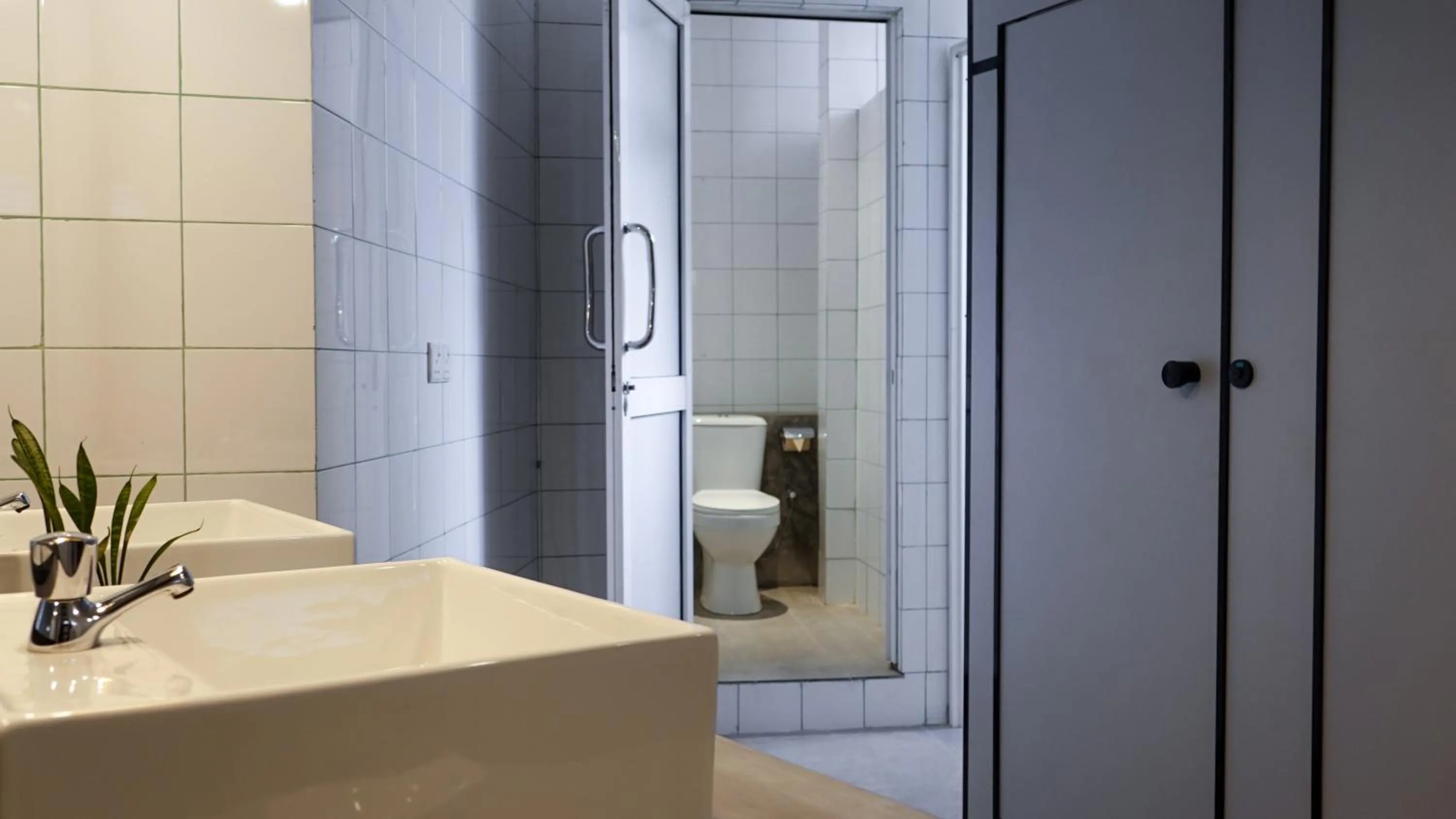 Bathroom in City Beds Colombo