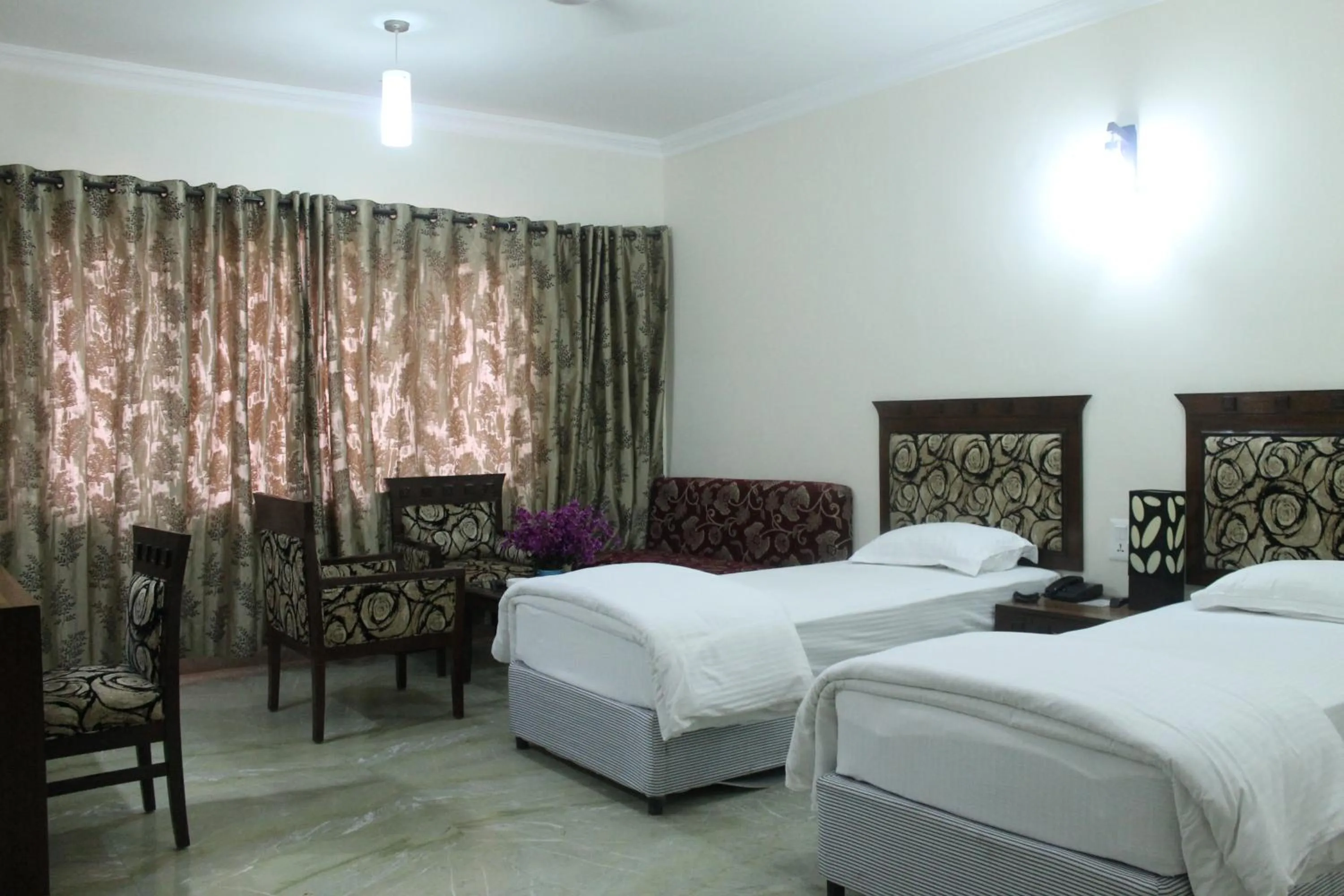 Bathroom, Bed in Hotel Taj Darbar