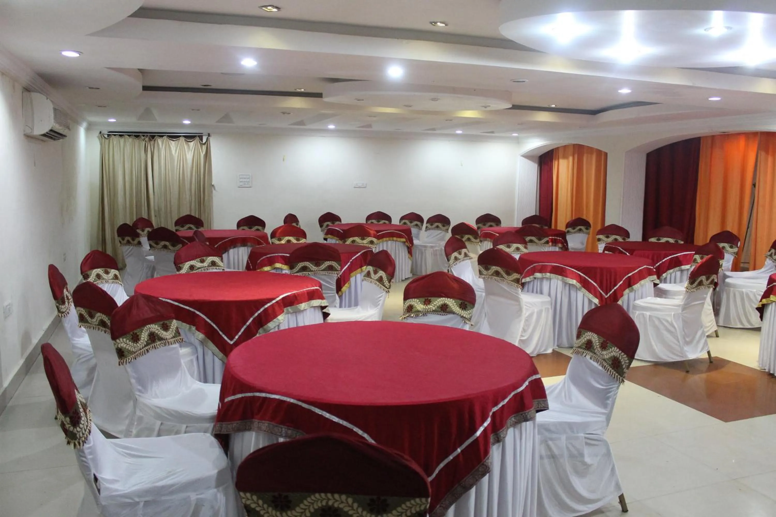 Restaurant/places to eat in Hotel Taj Darbar