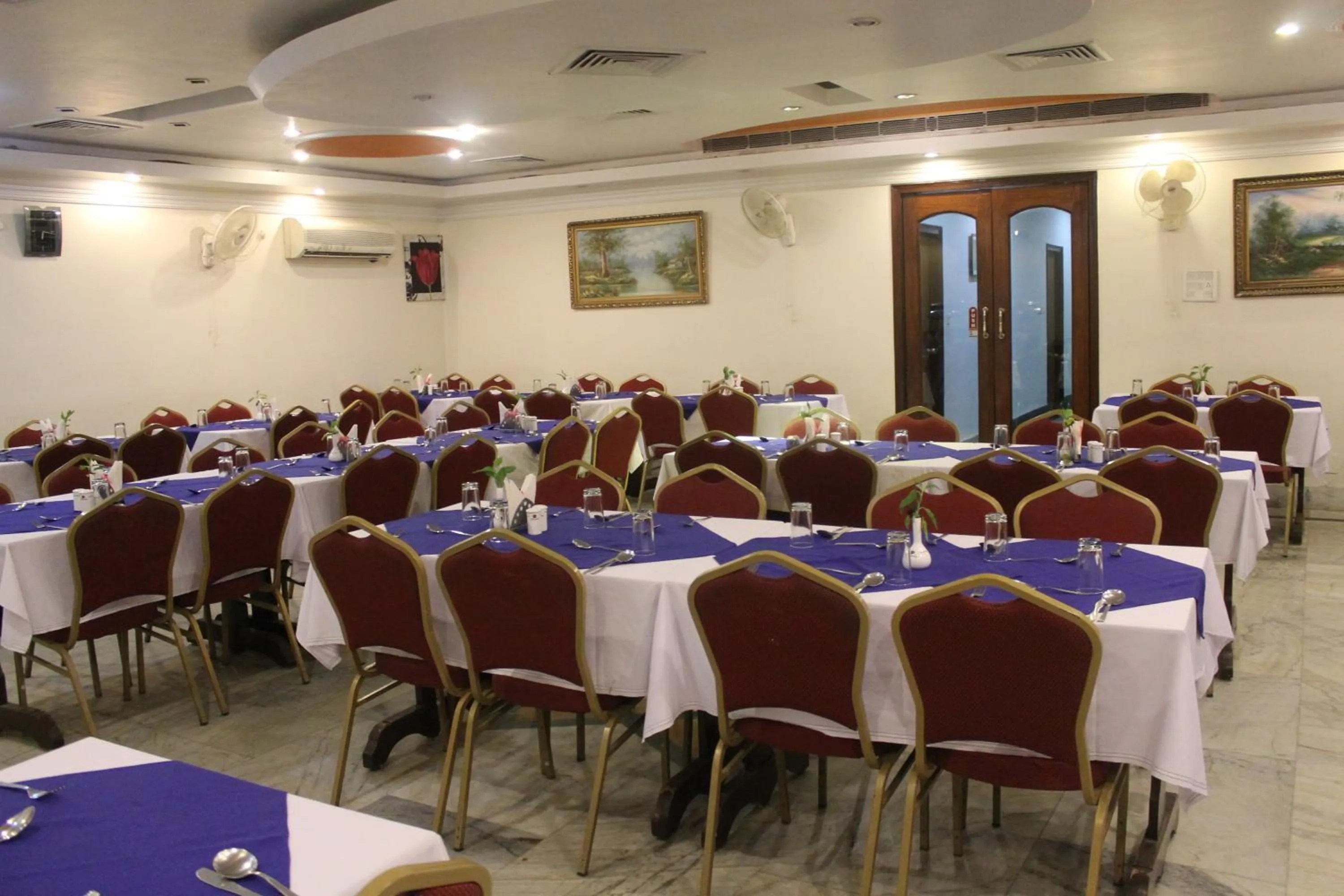 Restaurant/places to eat in Hotel Taj Darbar