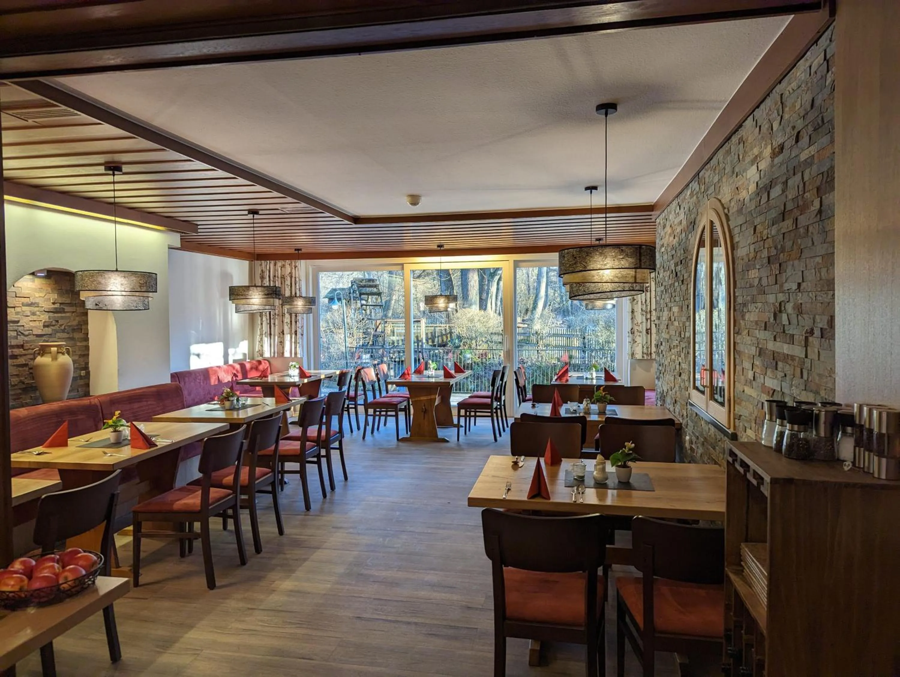 Restaurant/places to eat in Hotel und Weingut Karlsmühle