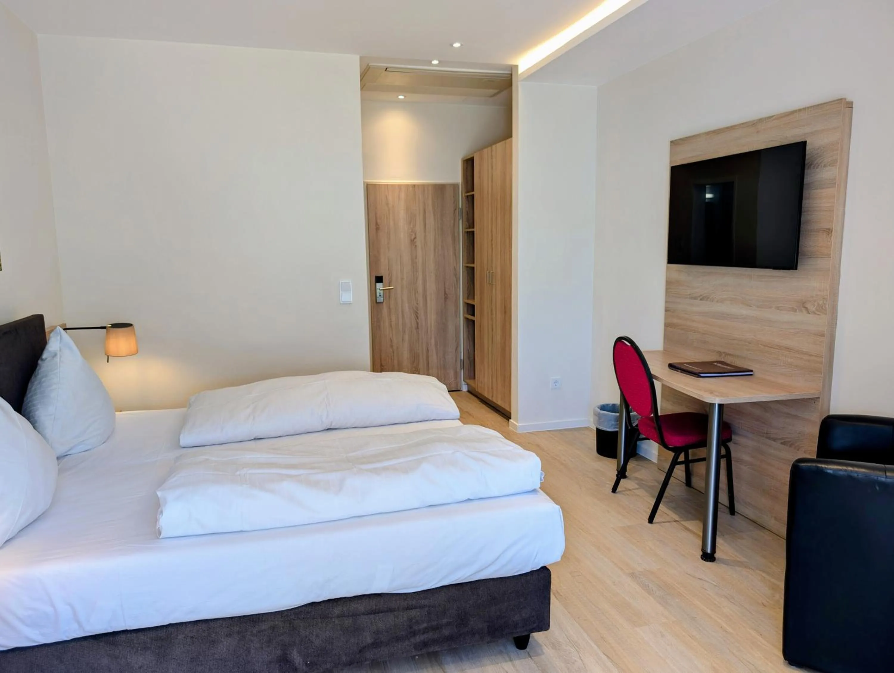 Photo of the whole room, Bed in Hotel und Weingut Karlsmühle