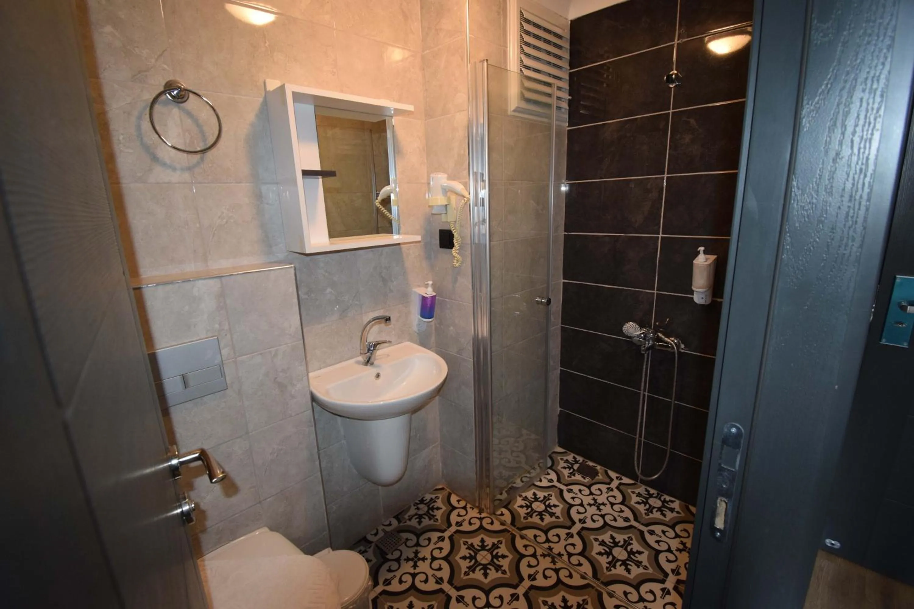 Shower in Aslan Sand & City Hotel