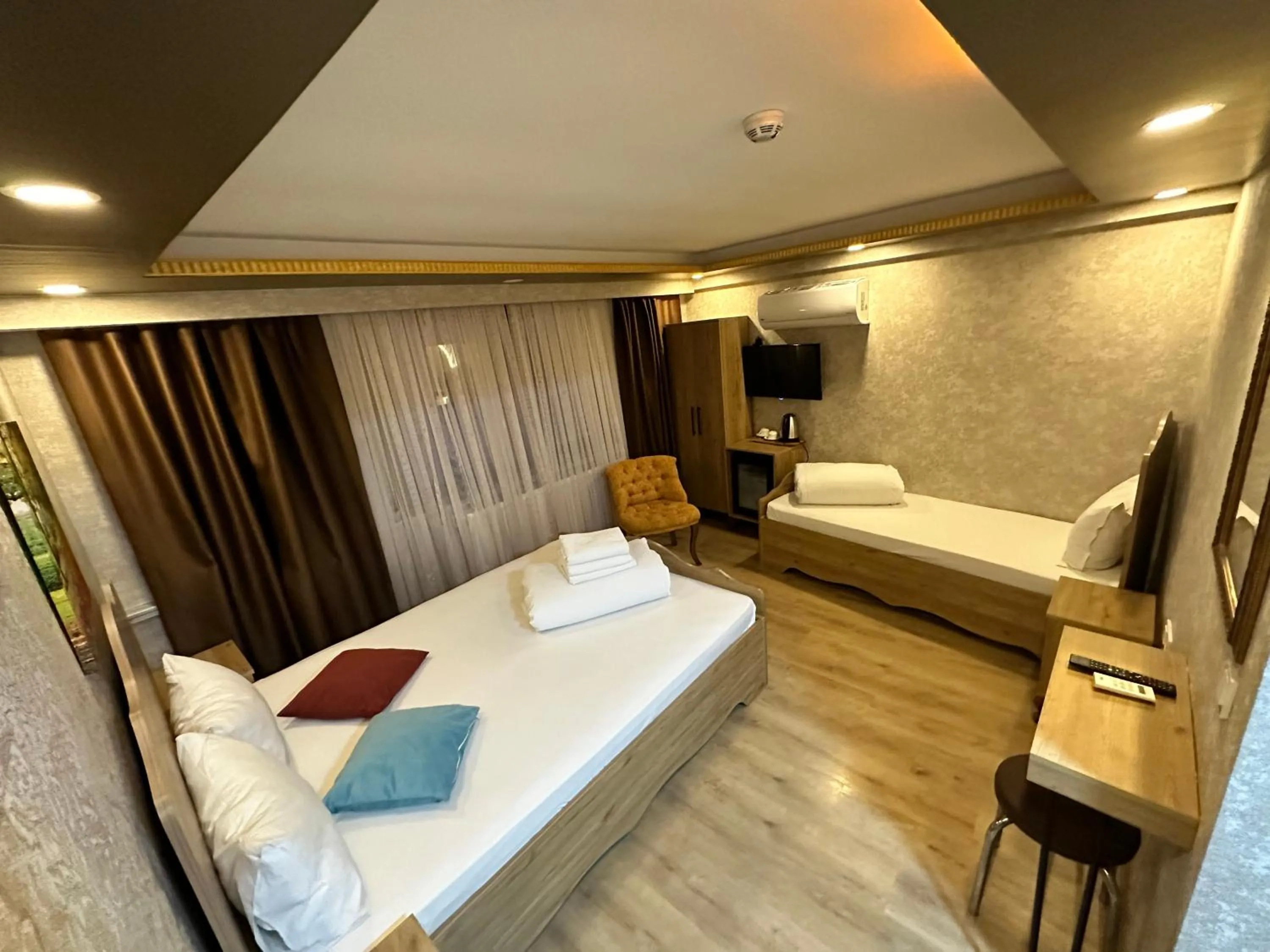 Communal lounge/ TV room, Bed in Golden Sail Hotel Old City